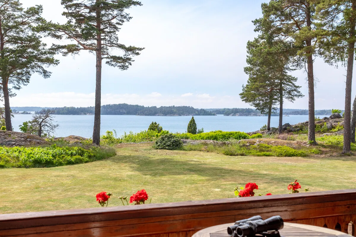 1950s Swedish Coastal Retreat with Expansive Garden and Terrace - View image 25 of 38