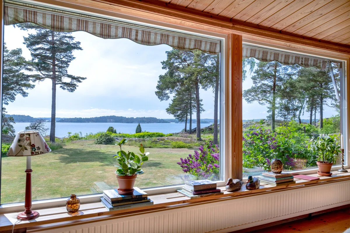 1950s Swedish Coastal Retreat with Expansive Garden and Terrace - View image 26 of 38