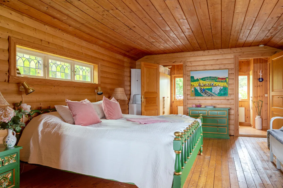 1950s Swedish Coastal Retreat with Expansive Garden and Terrace - View image 30 of 38