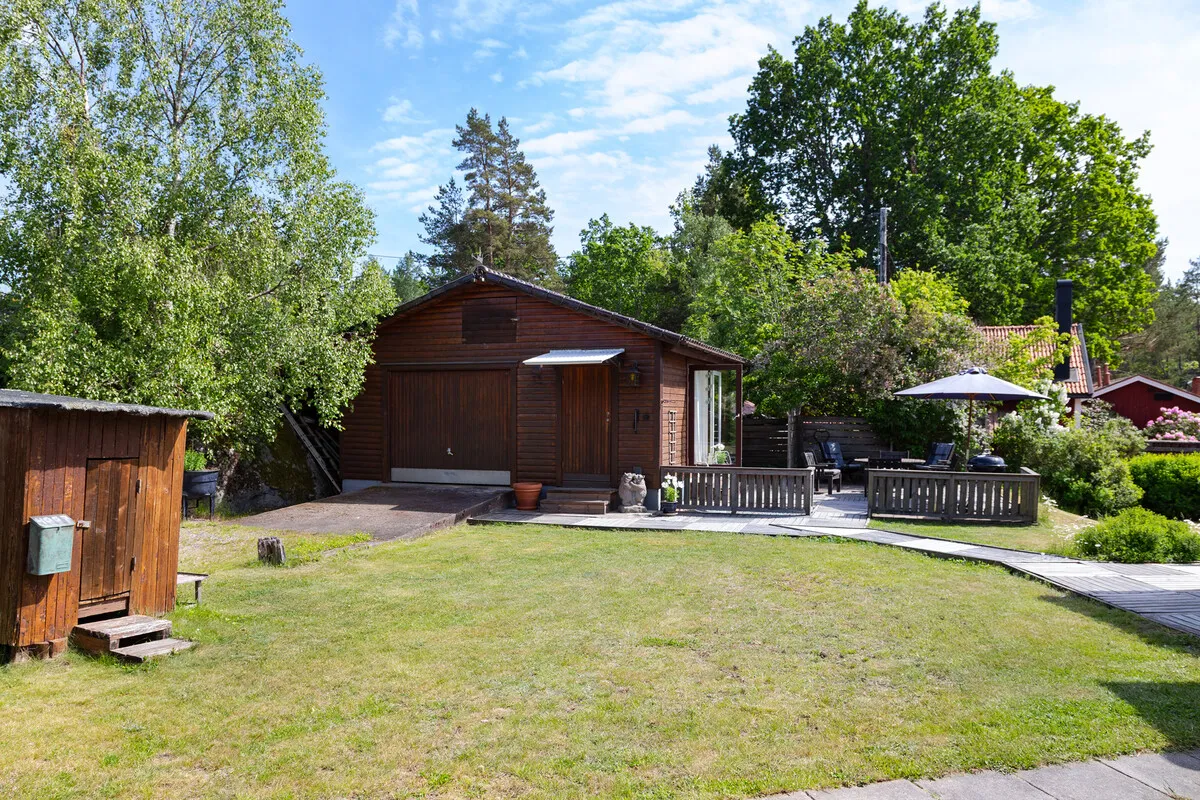 1950s Swedish Coastal Retreat with Expansive Garden and Terrace - View image 33 of 38