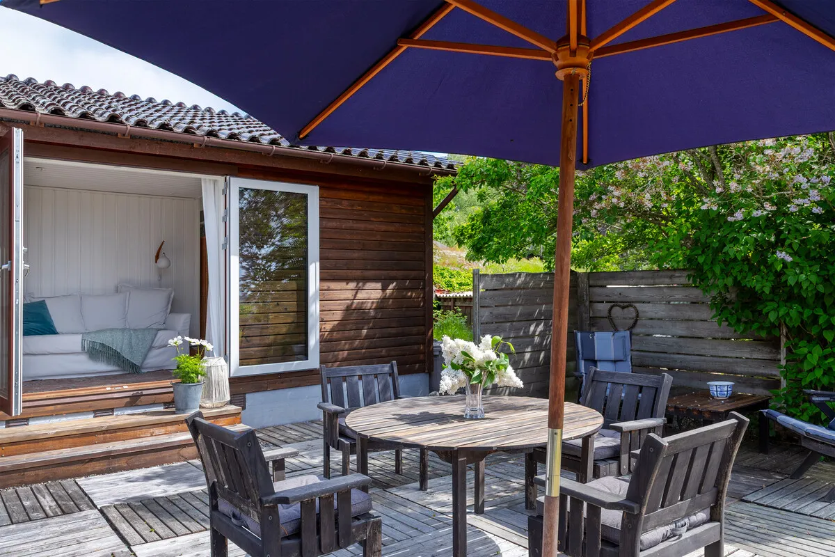1950s Swedish Coastal Retreat with Expansive Garden and Terrace - View image 34 of 38