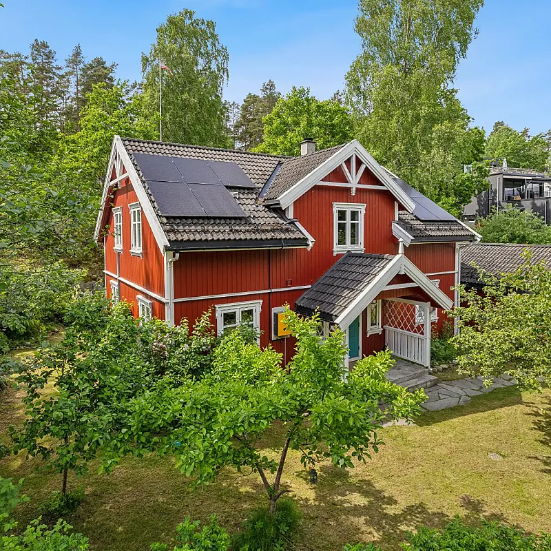 Modern 3-Bedroom House with Private Garden in Nesodden