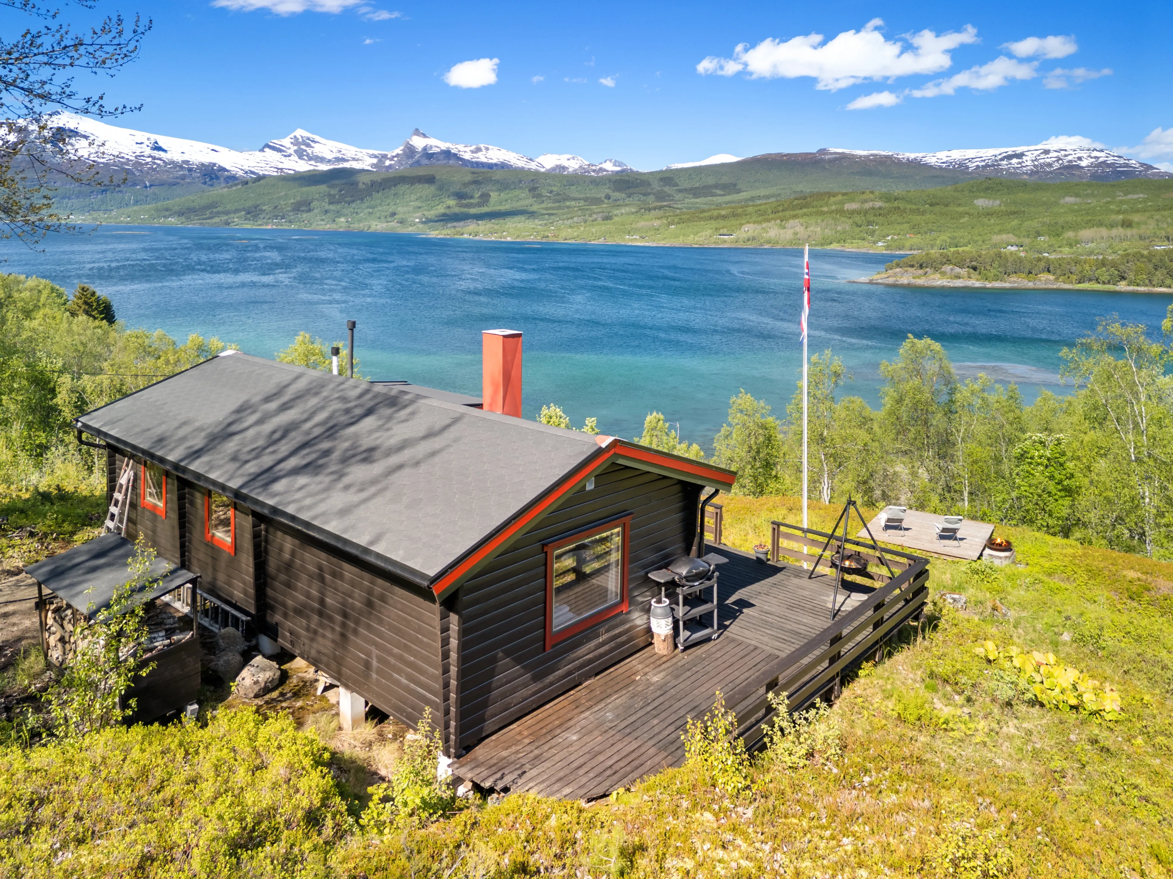 1970s Norwegian Seaside Cabin with Terrace and Boat Mooring - Image 1