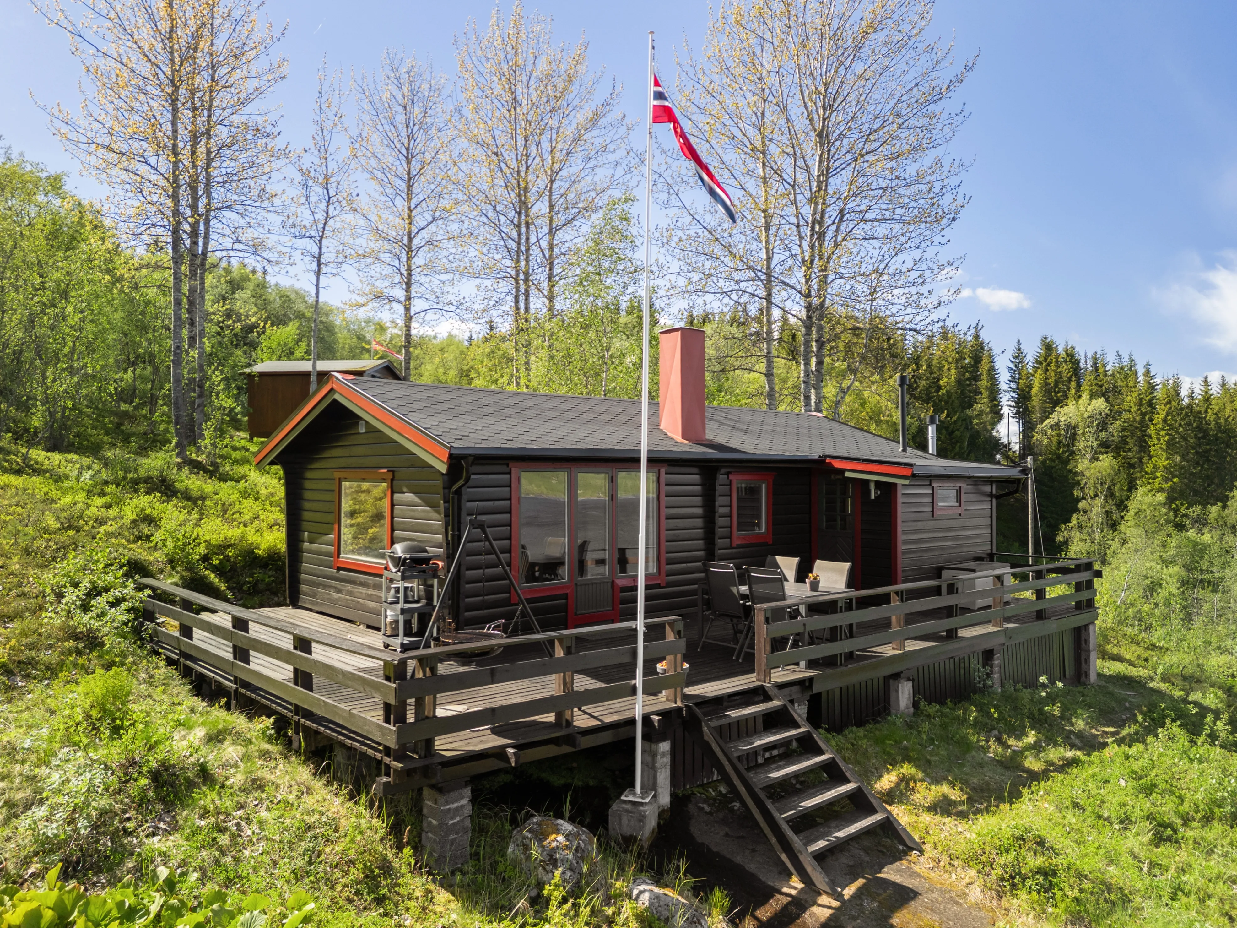 1970s Norwegian Seaside Cabin with Terrace and Boat Mooring - Image 2