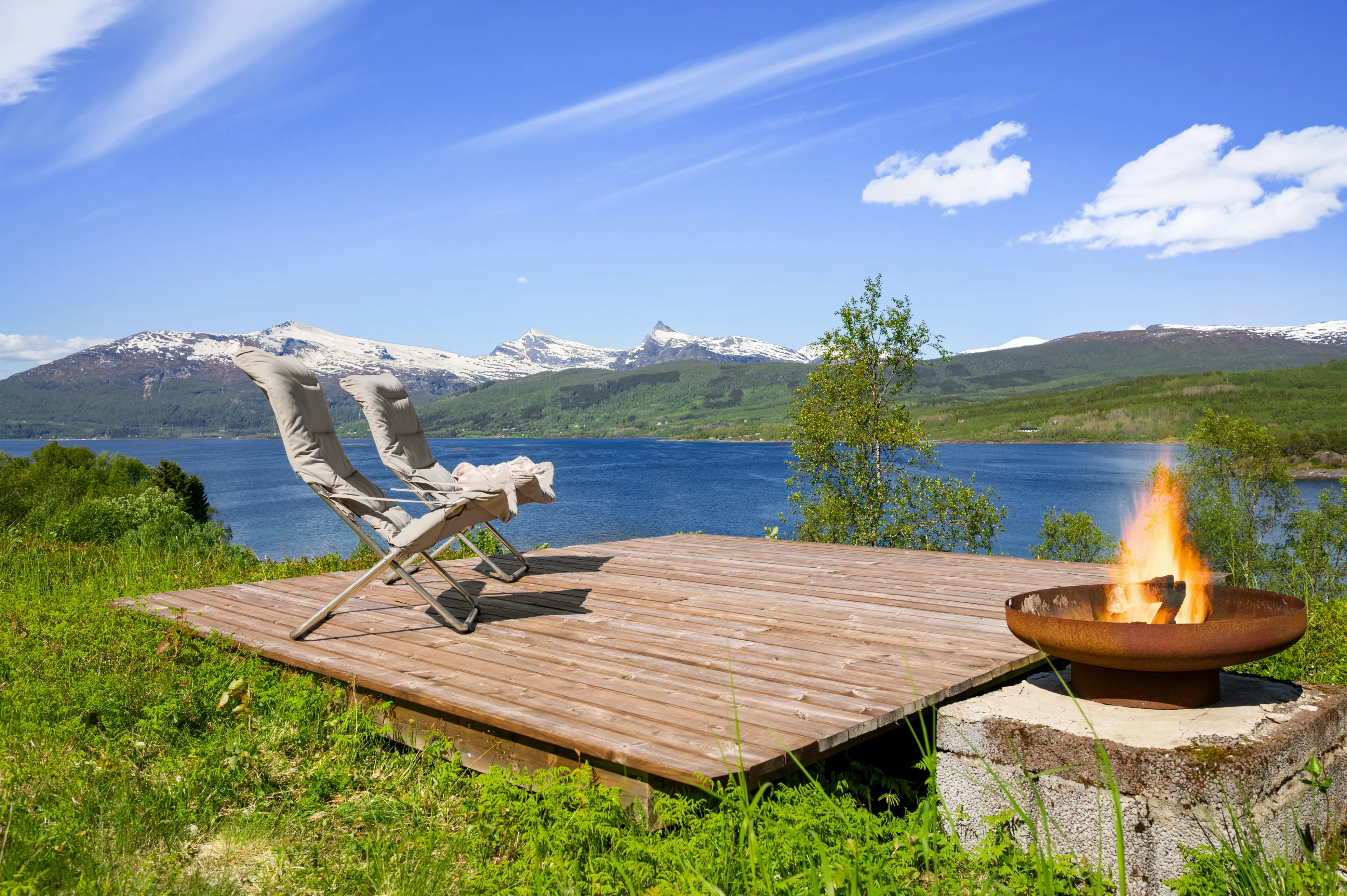 1970s Norwegian Seaside Cabin with Terrace and Boat Mooring - Image 4