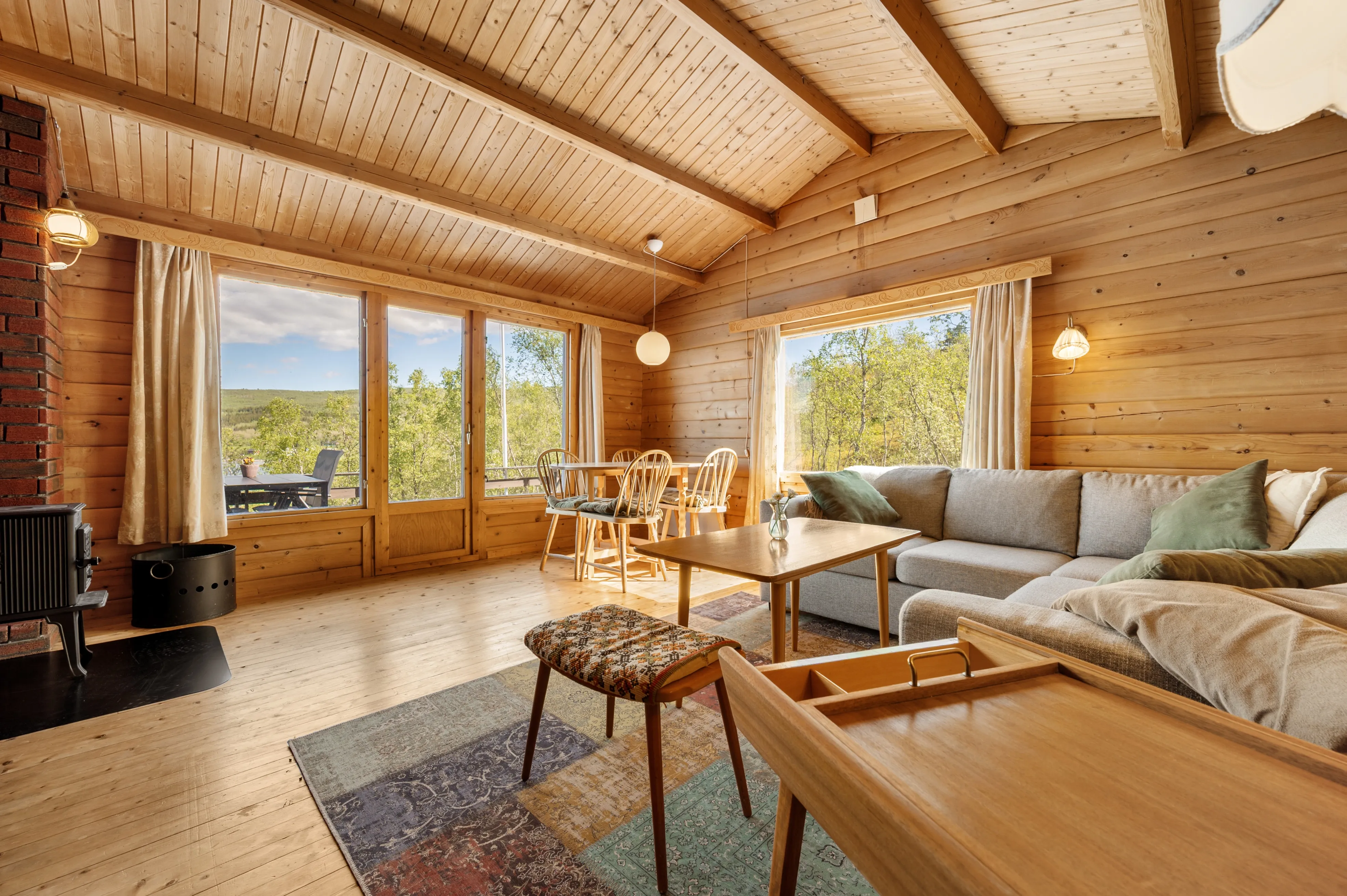 1970s Norwegian Seaside Cabin with Terrace and Boat Mooring - Image 5
