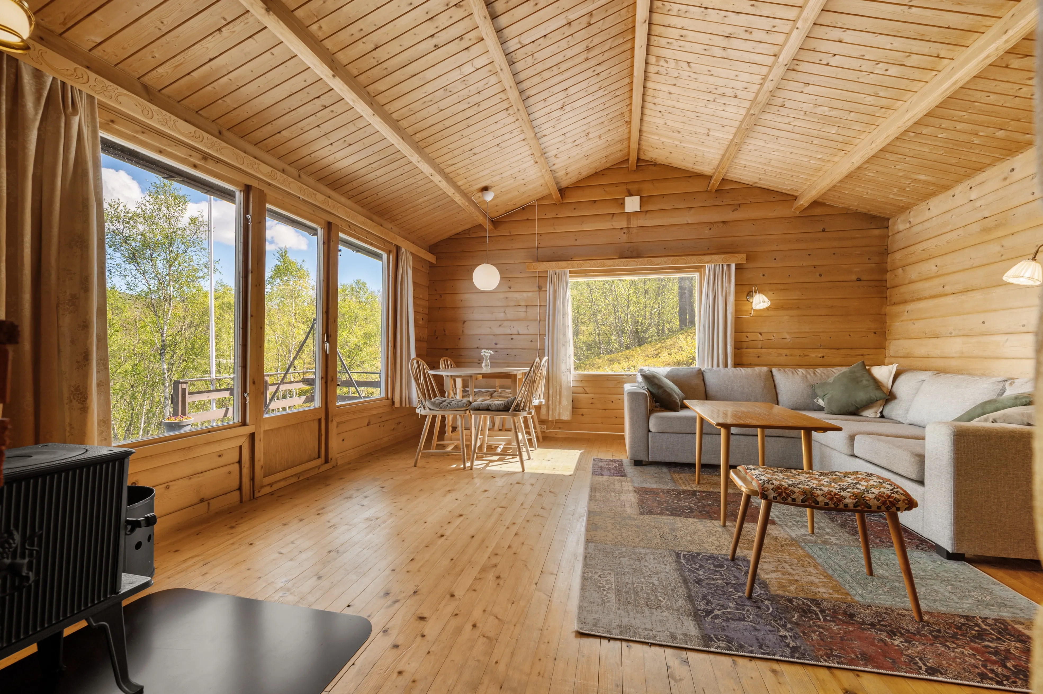 1970s Norwegian Seaside Cabin with Terrace and Boat Mooring - View image 6 of 37