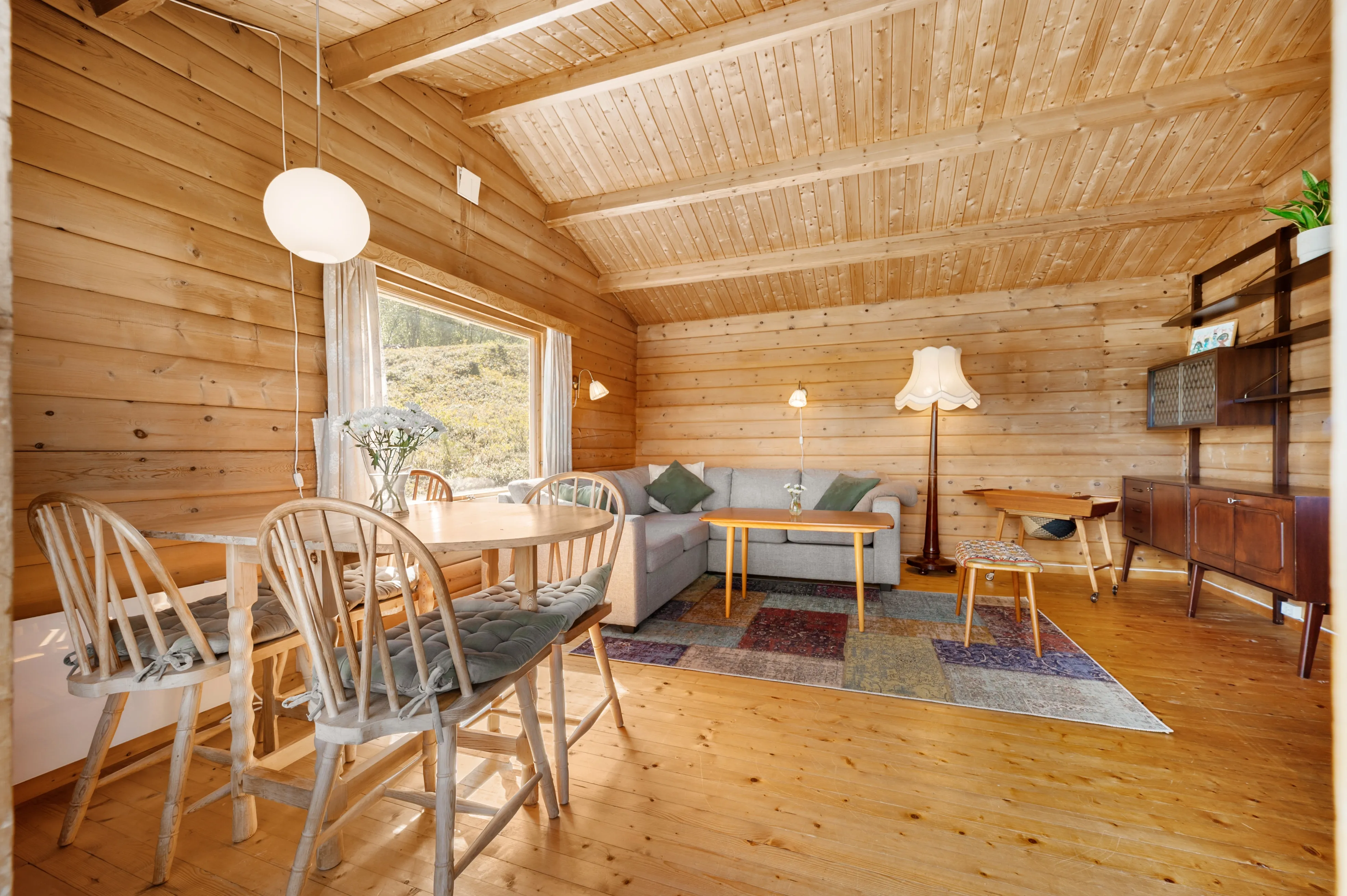 1970s Norwegian Seaside Cabin with Terrace and Boat Mooring - View image 10 of 37