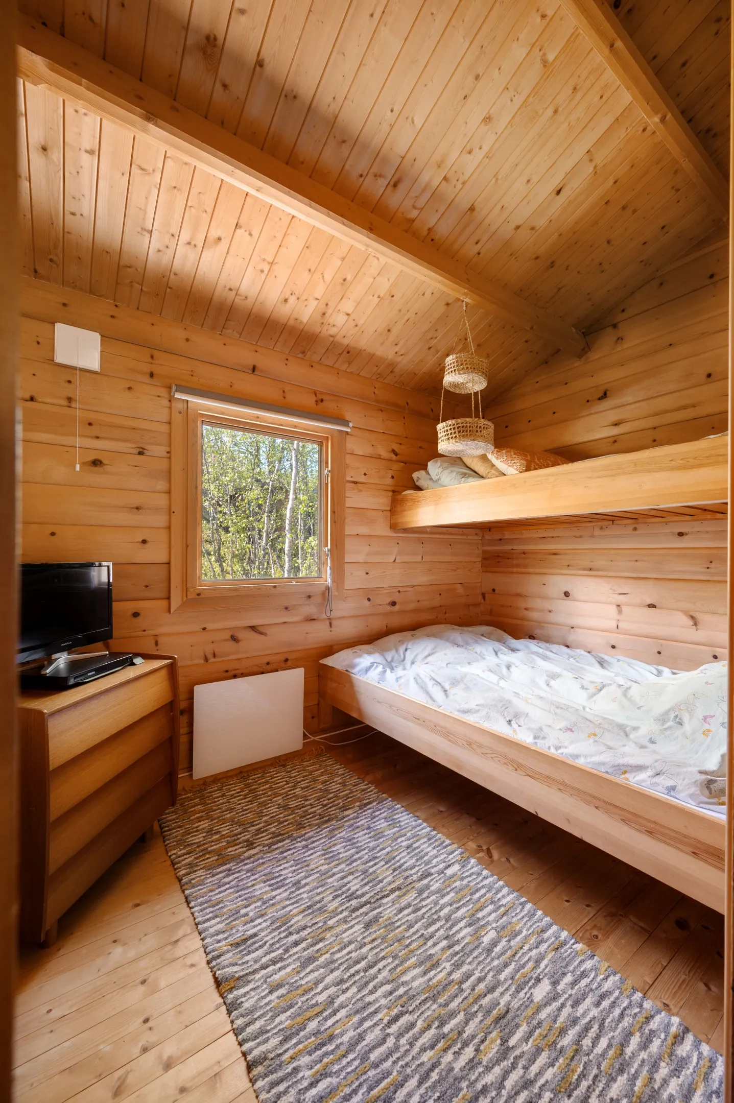 1970s Norwegian Seaside Cabin with Terrace and Boat Mooring - View image 16 of 37