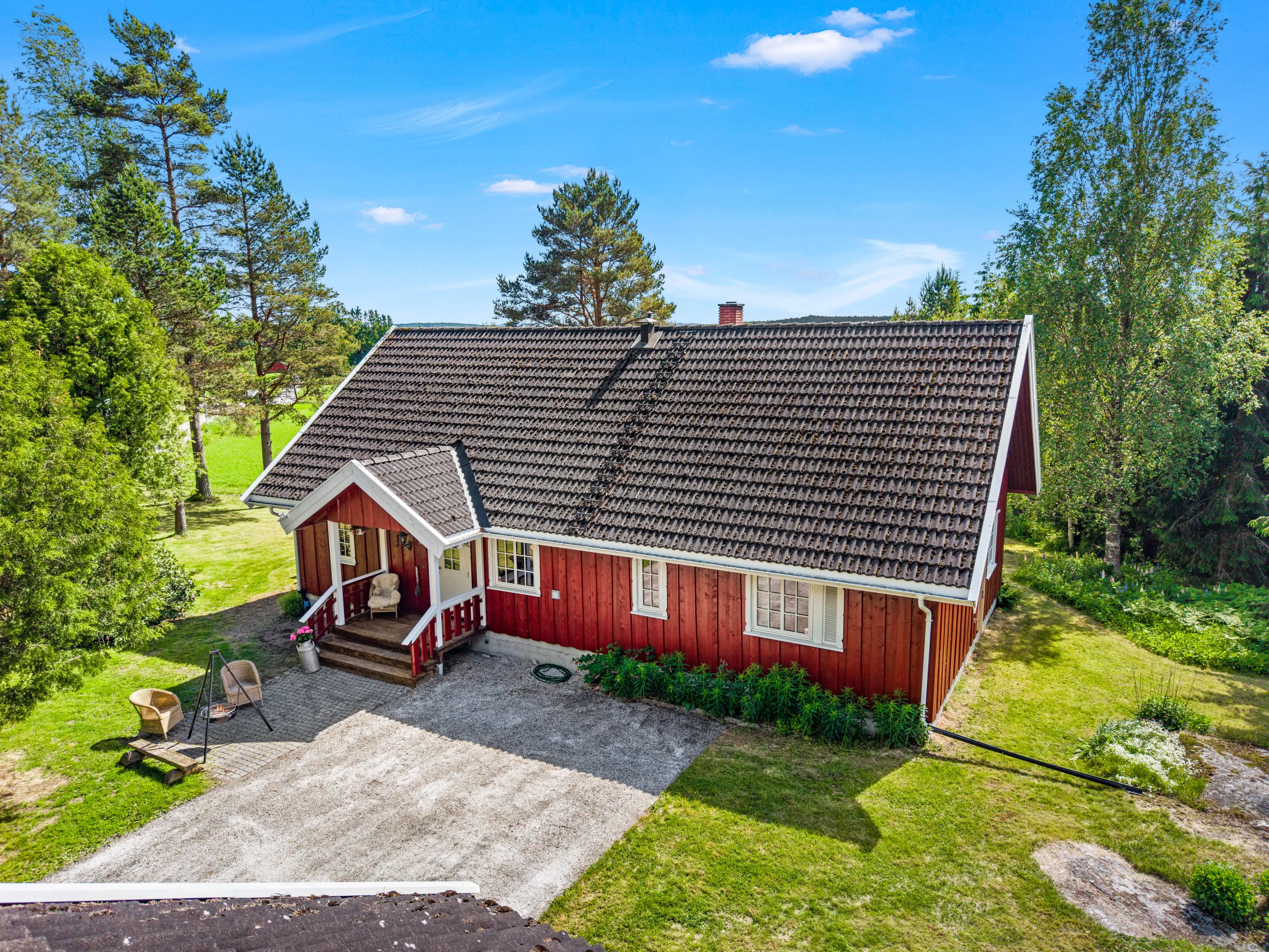 Family Home with Expansive Grounds in Peaceful Norwegian Countryside - Image 1