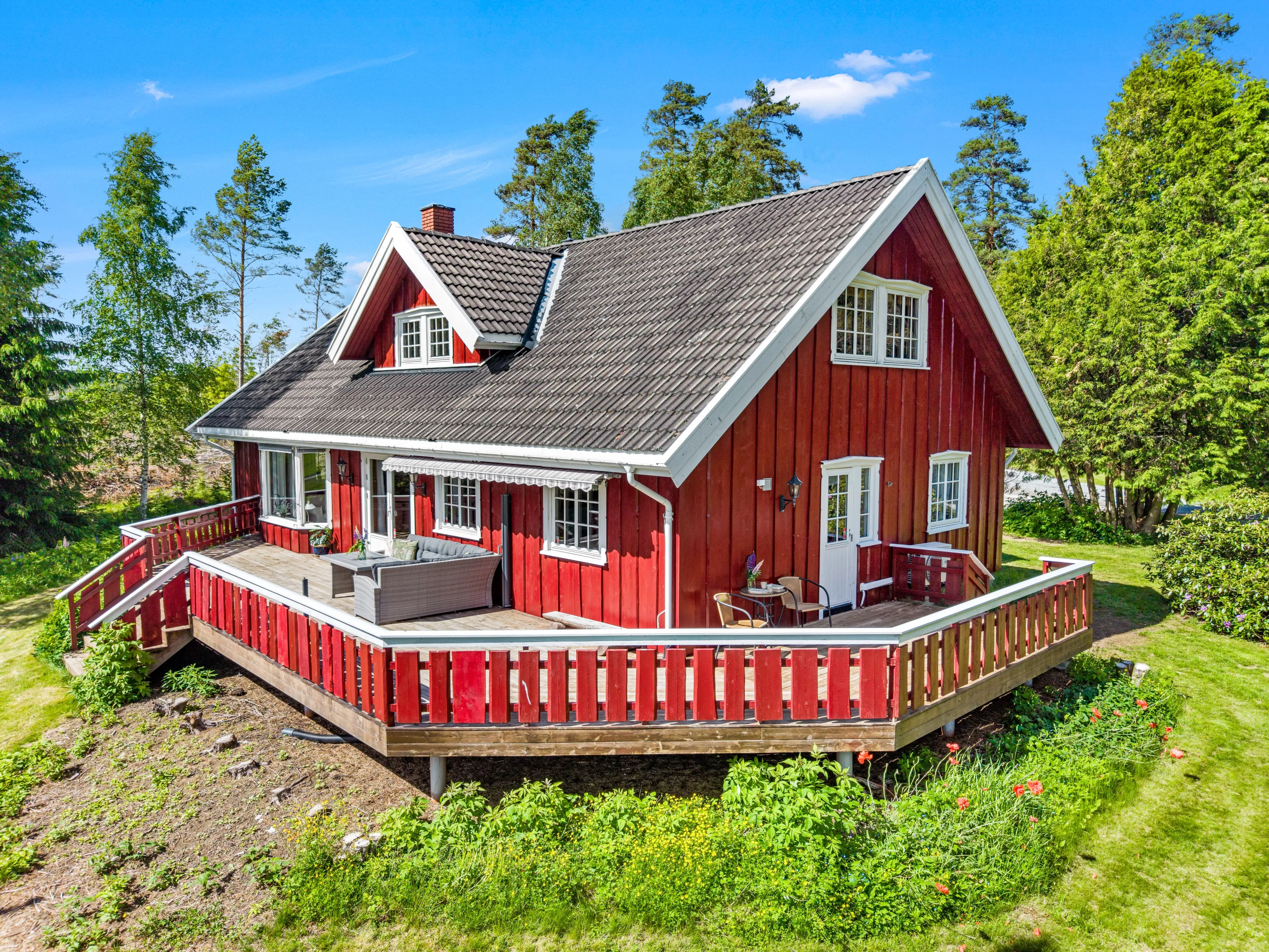 Family Home with Expansive Grounds in Peaceful Norwegian Countryside - Image 2