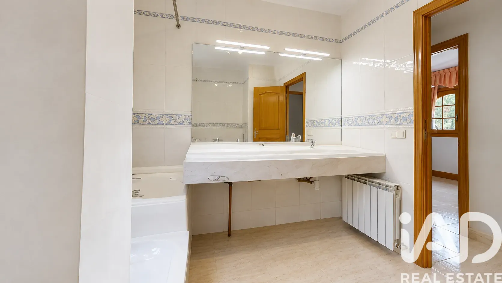 Rummeligt hus fra 1990’erne med havudsigt og pool i El Vendrell - Vis billede 26 af 37