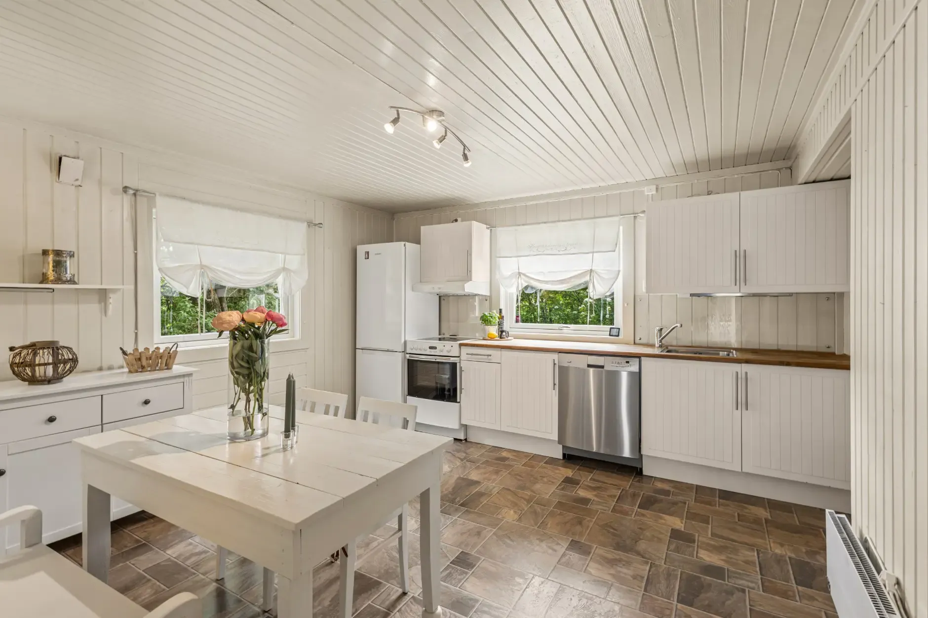 1950s Norwegian House with Expansive Grounds near Lillehammer - Image 4