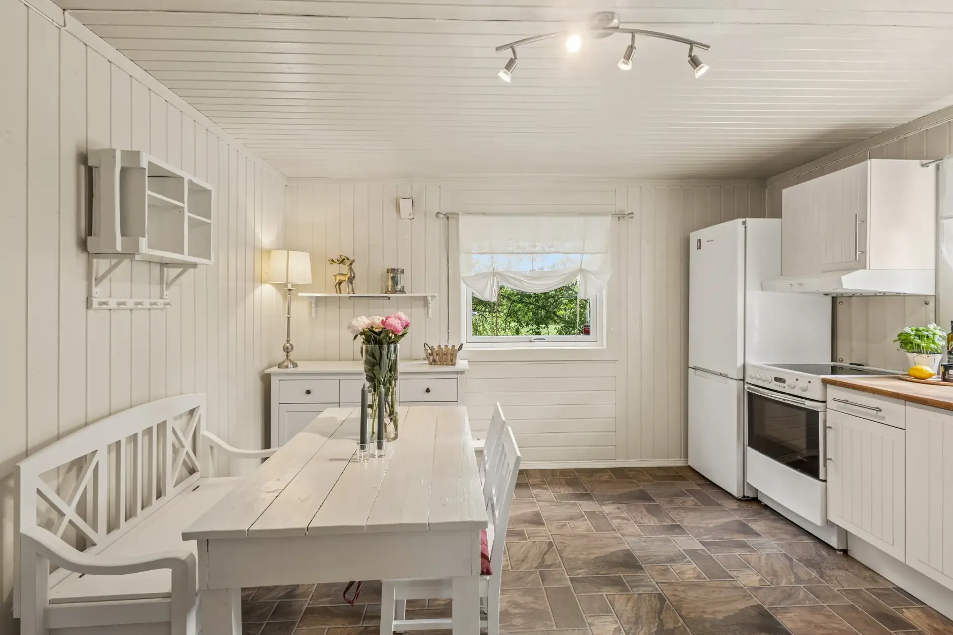 1950s Norwegian House with Expansive Grounds near Lillehammer - Image 5