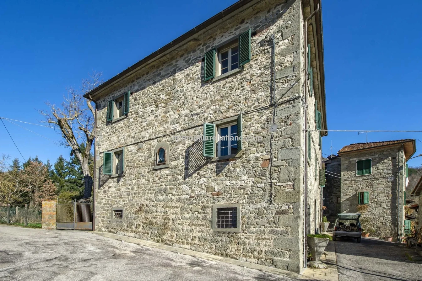 Tuscany's Country Retreat: 4-Bedroom House with Pool and Garden in Caprese Michelangelo - Image 1