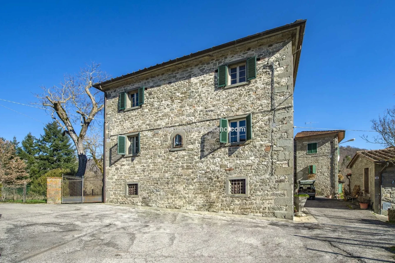 Tuscany's Country Retreat: 4-Bedroom House with Pool and Garden in Caprese Michelangelo - Image 3