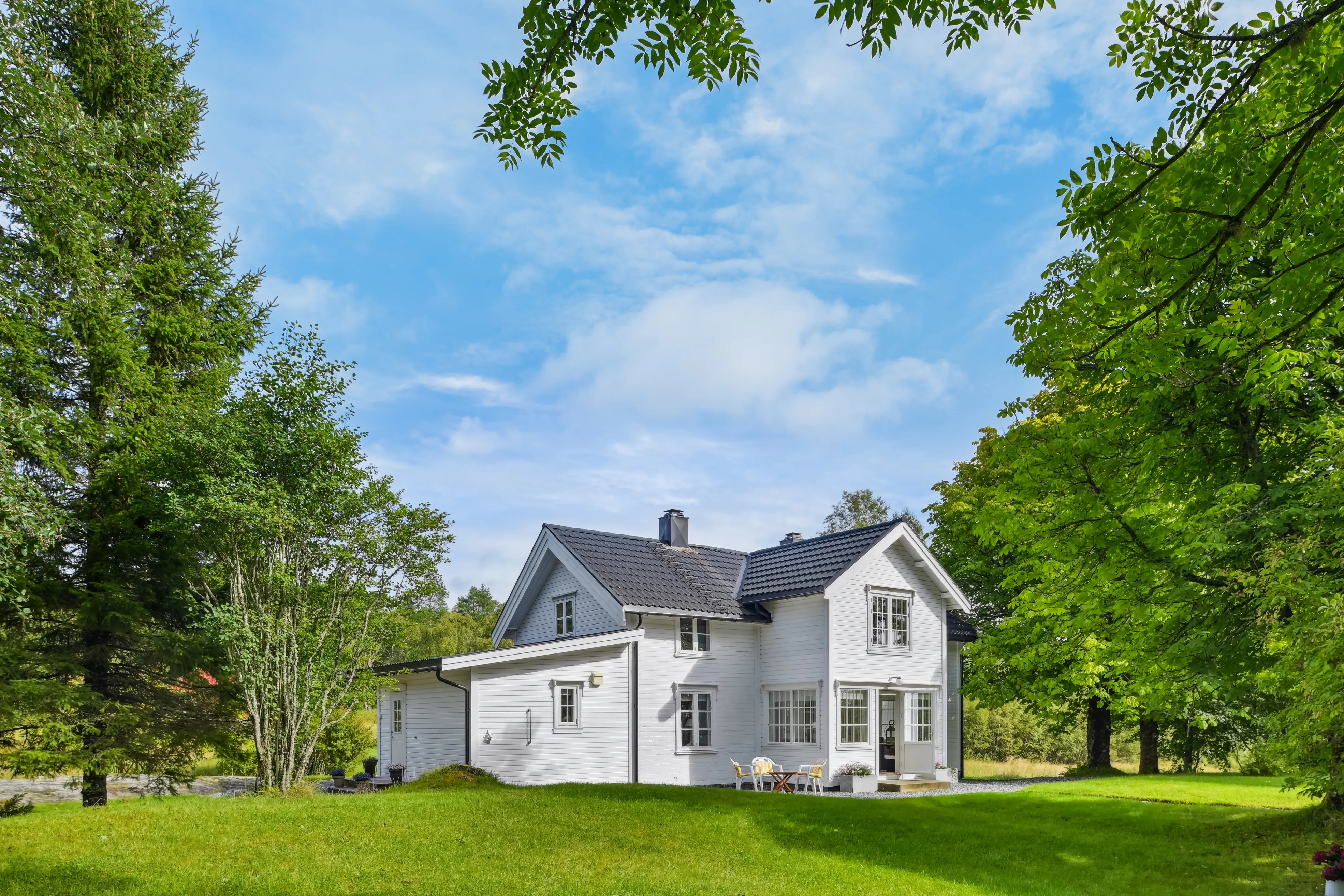 1898 Four-Bedroom House with Expansive Grounds in Bjugn, Trøndelag - Image 1