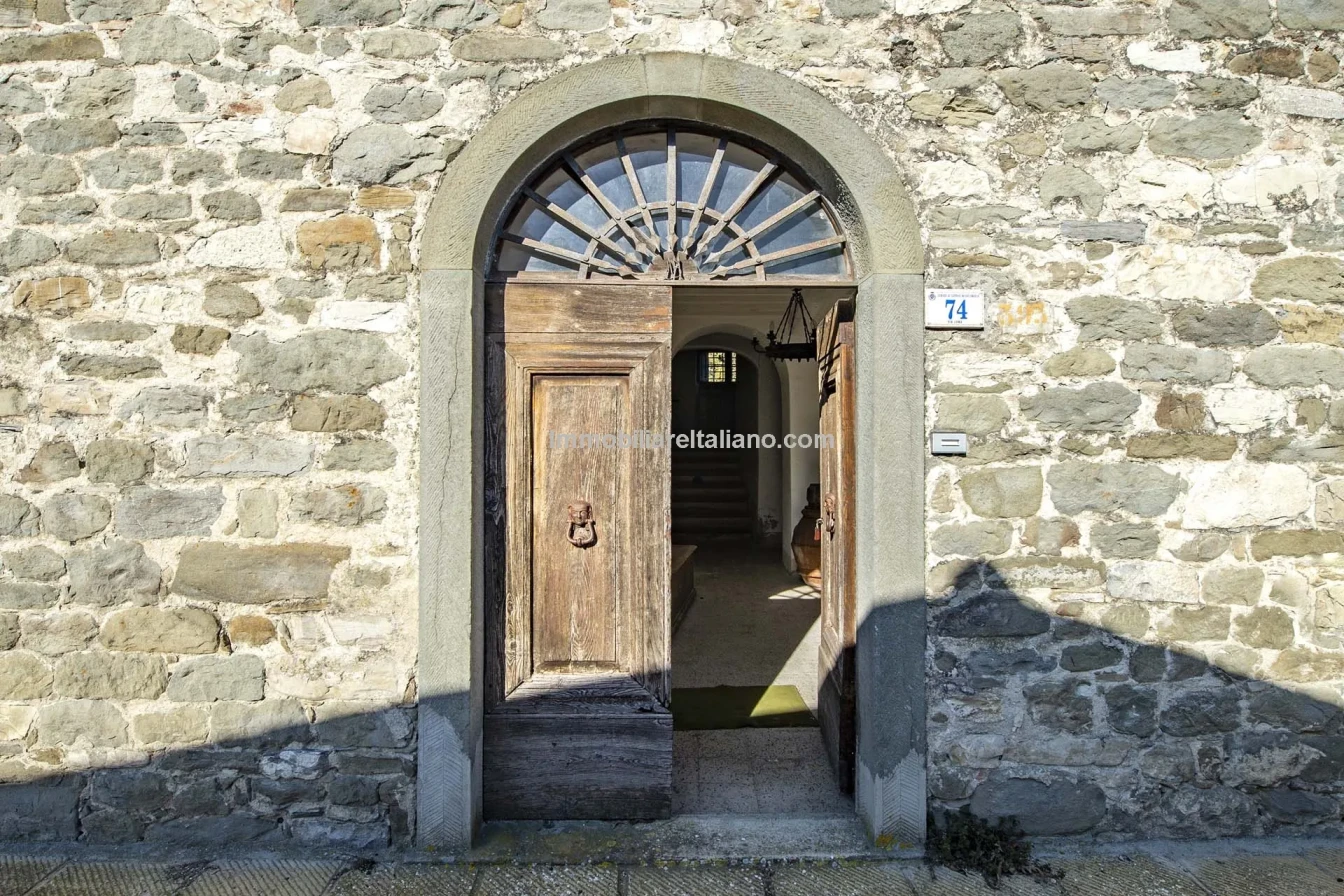 Tuscany's Country Retreat: 4-Bedroom House with Pool and Garden in Caprese Michelangelo - Image 4
