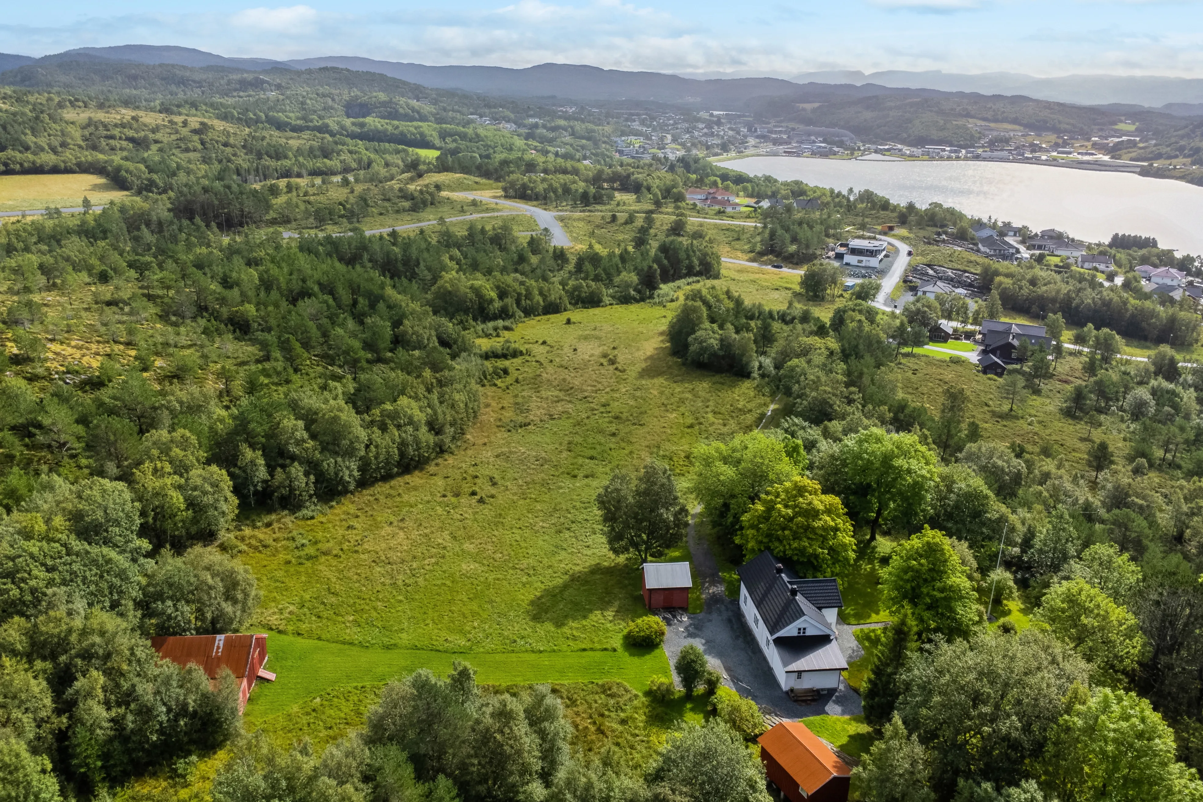 1898 Four-Bedroom House with Expansive Grounds in Bjugn, Trøndelag - Image 2