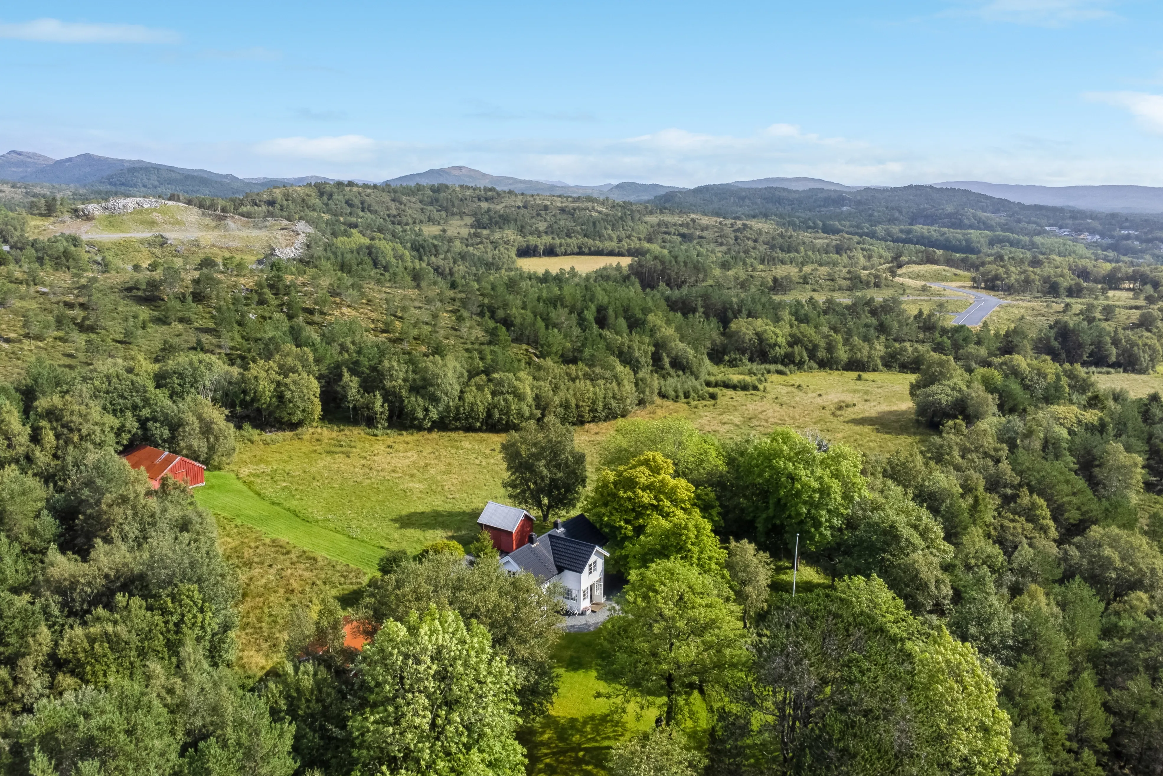 1898 Four-Bedroom House with Expansive Grounds in Bjugn, Trøndelag - Image 3