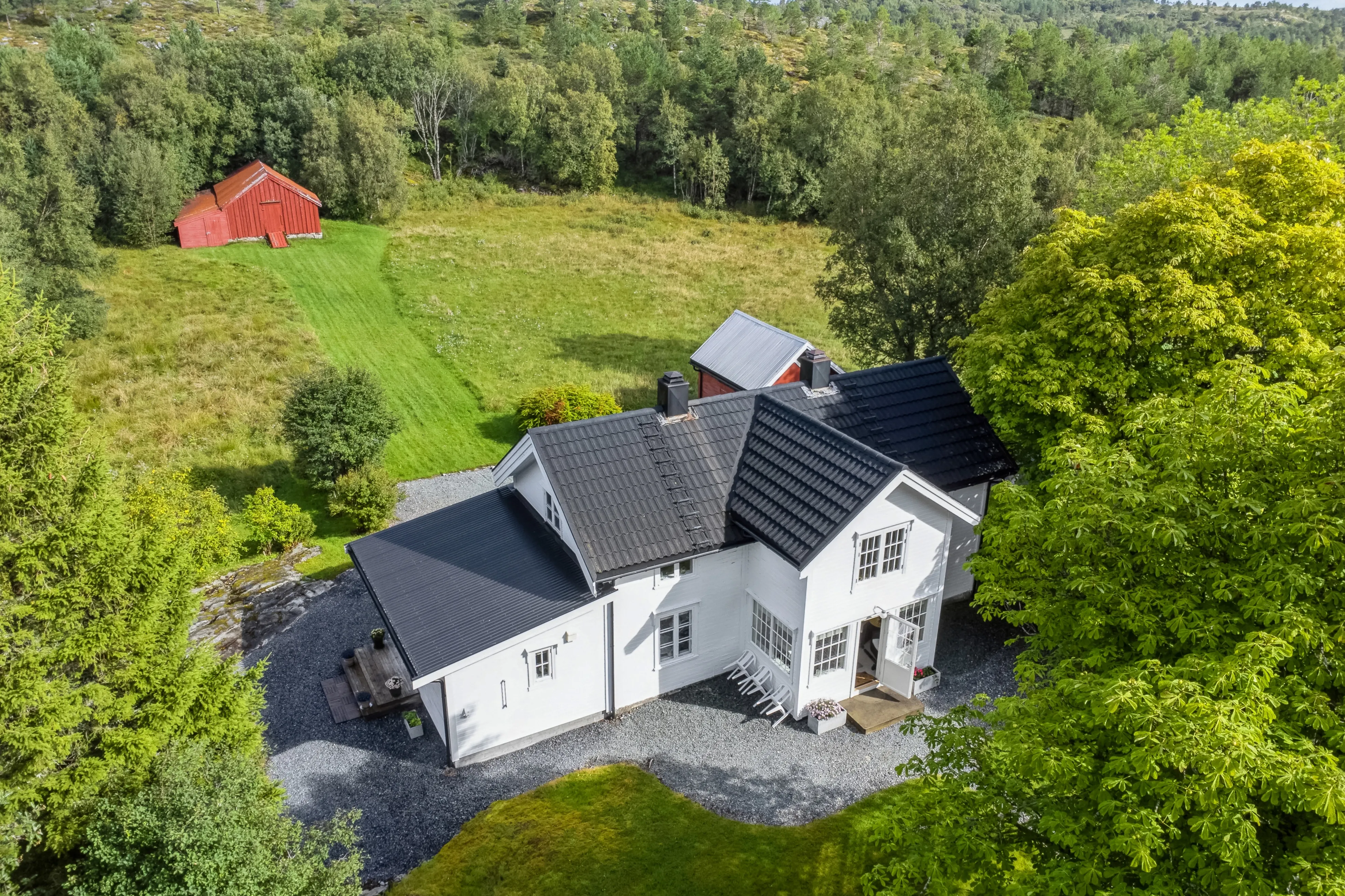 1898 Four-Bedroom House with Expansive Grounds in Bjugn, Trøndelag - View image 6 of 37