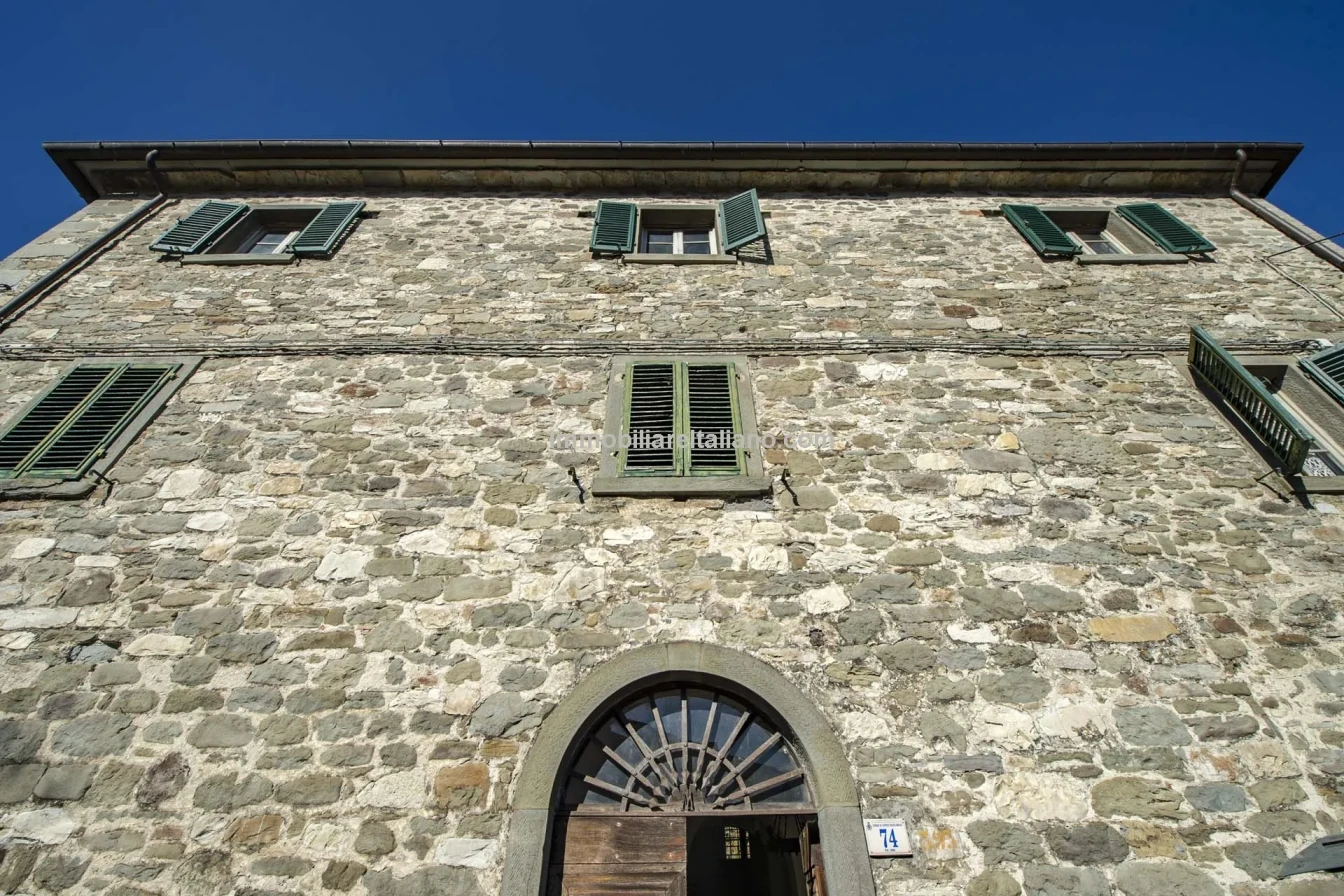 Tuscany's Country Retreat: 4-Bedroom House with Pool and Garden in Caprese Michelangelo - Image 5