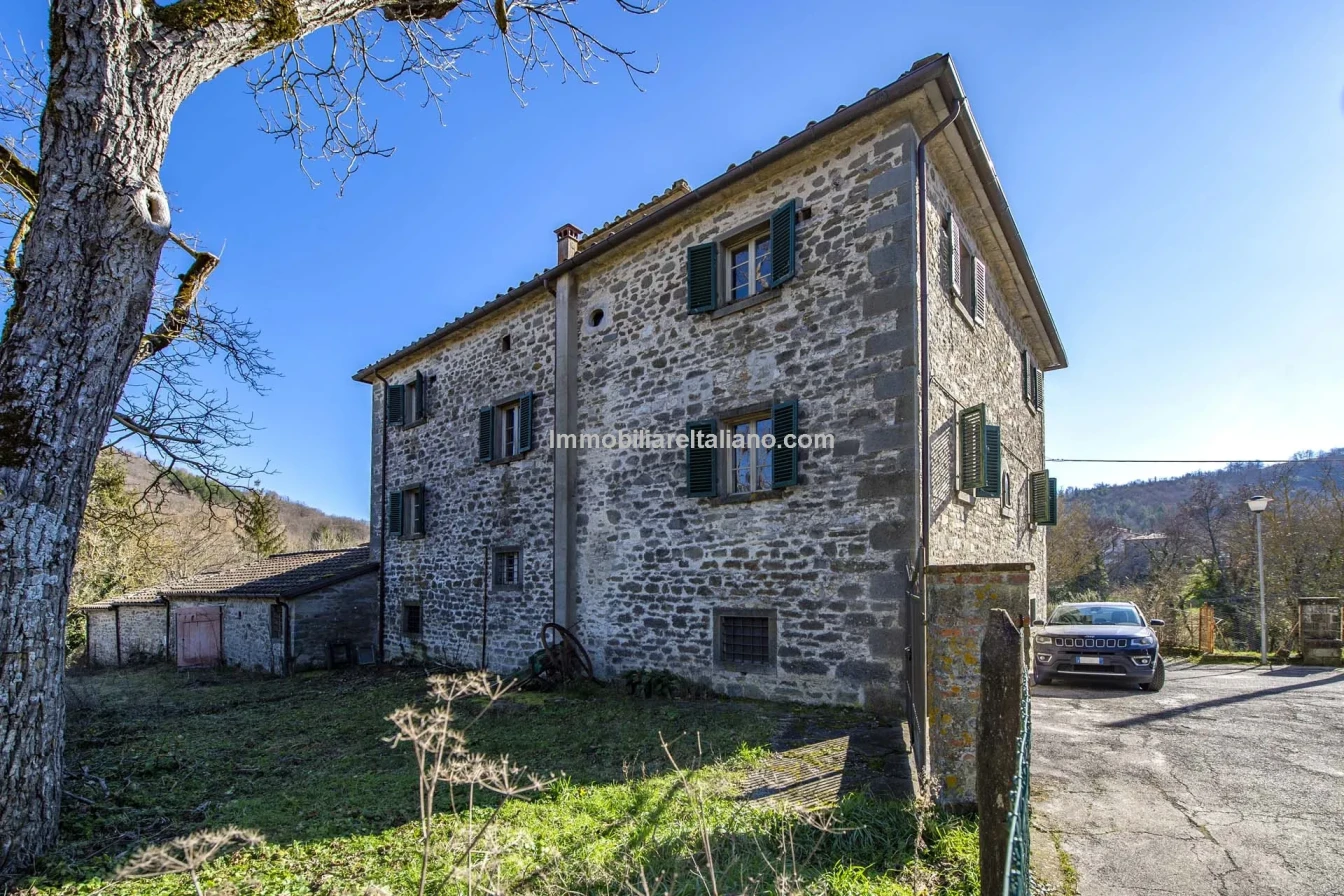 Tuscany's Country Retreat: 4-Bedroom House with Pool and Garden in Caprese Michelangelo - View image 6 of 37