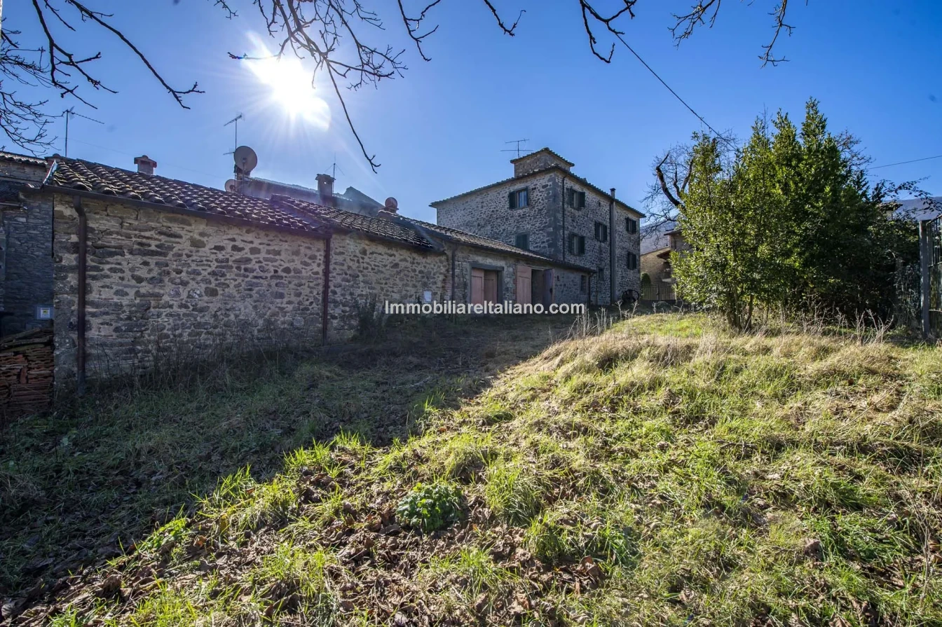 Tuscany's Country Retreat: 4-Bedroom House with Pool and Garden in Caprese Michelangelo - View image 9 of 37