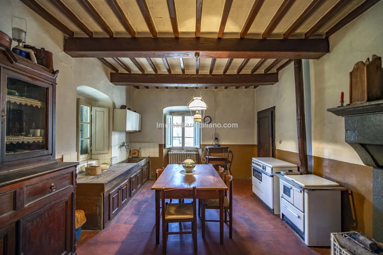 Tuscany's Country Retreat: 4-Bedroom House with Pool and Garden in Caprese Michelangelo - View image 16 of 37
