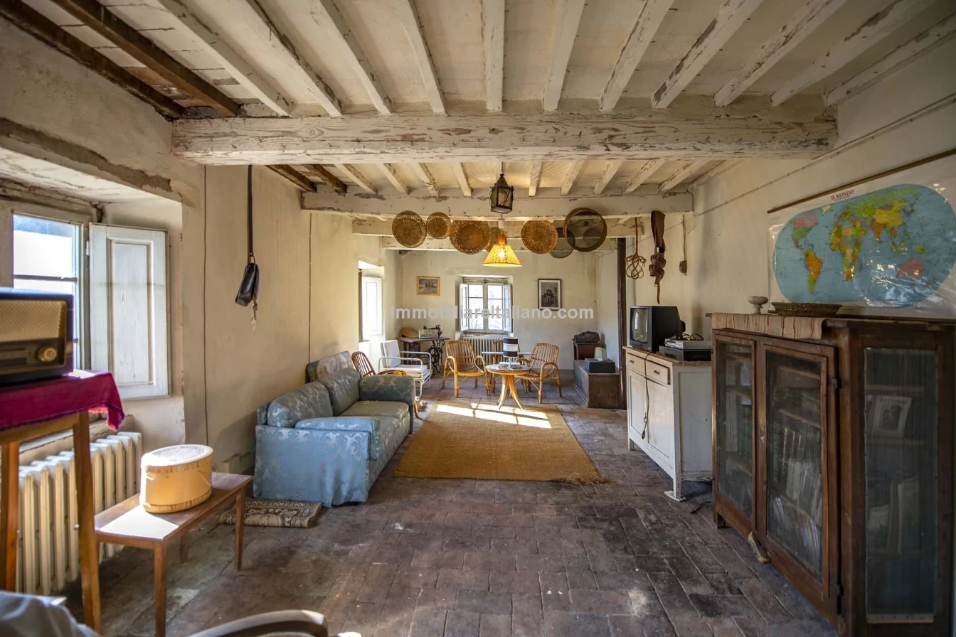 Tuscany's Country Retreat: 4-Bedroom House with Pool and Garden in Caprese Michelangelo - View image 27 of 37