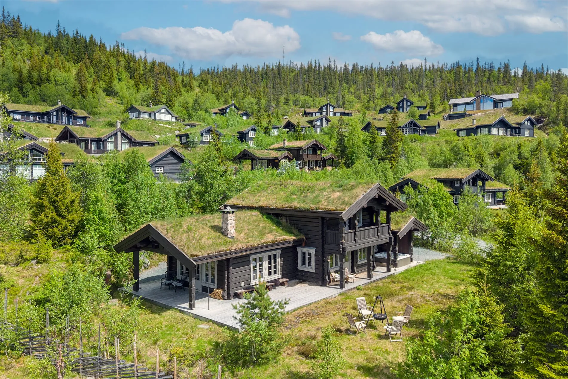 Rummelig hytte med 5 soveværelser, altan og pool i det naturskønne Noresund, Norge - Image 1