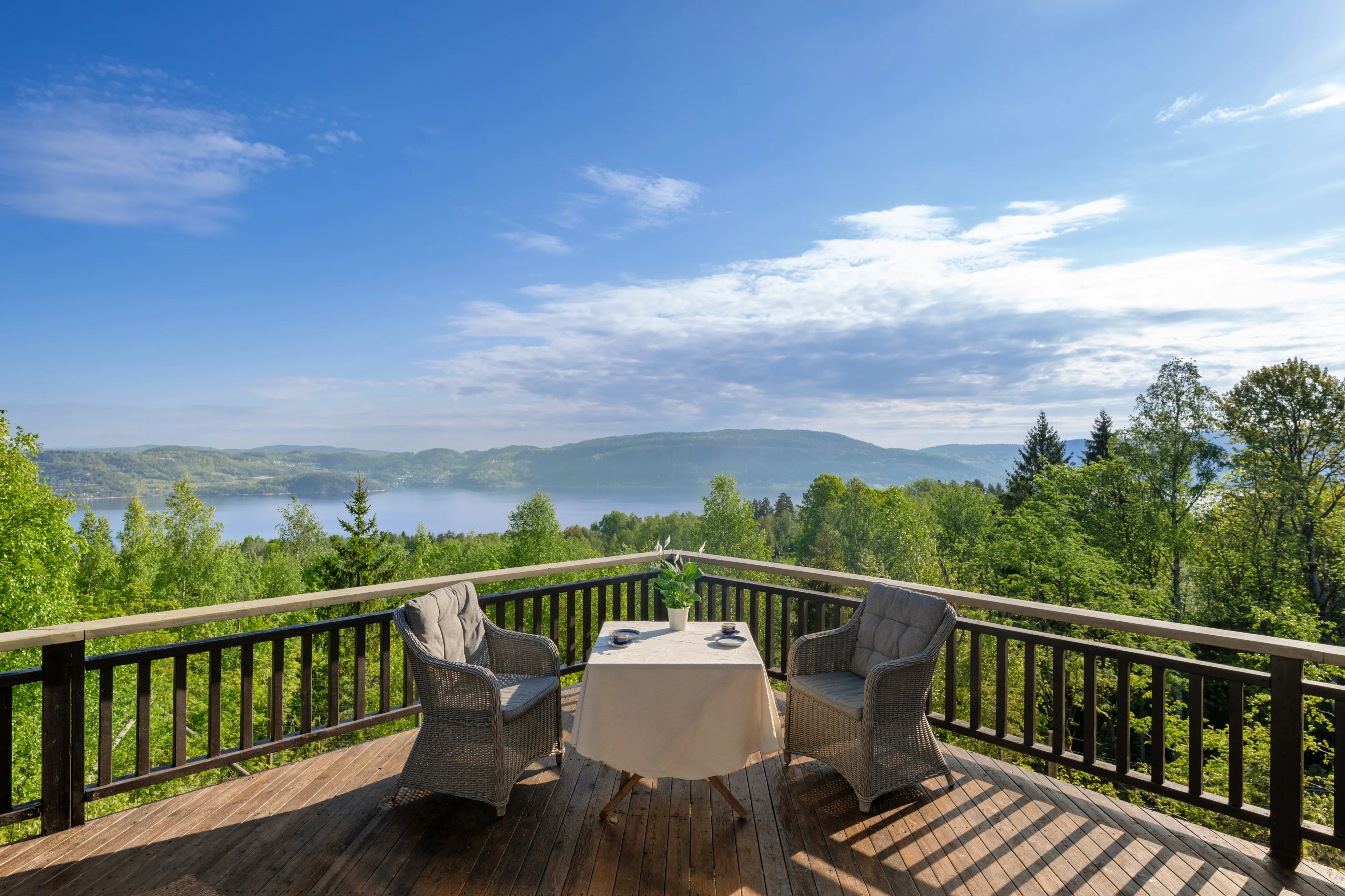 Møbleret hytte fra 1960’erne i Svelvik med terrasse tæt på skov og fjord - Image 2