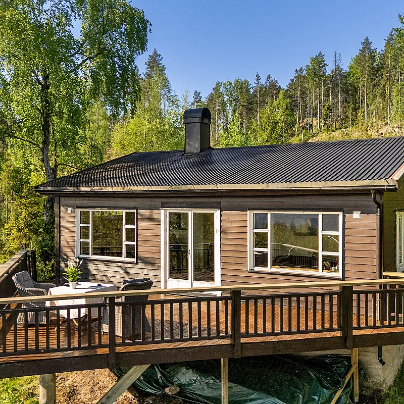 Møbleret hytte fra 1960’erne i Svelvik med terrasse tæt på skov og fjord