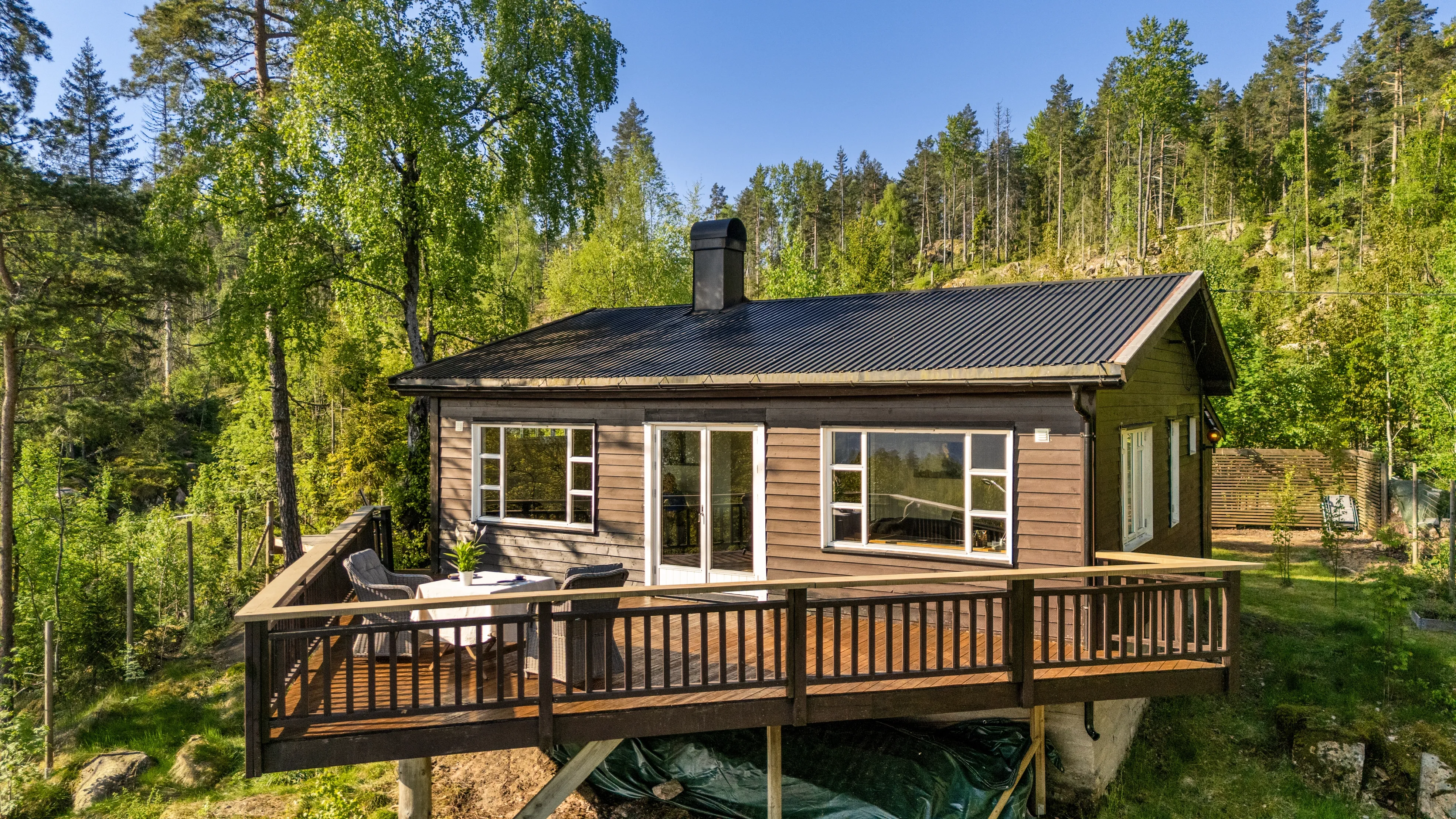 Møbleret hytte fra 1960’erne i Svelvik med terrasse tæt på skov og fjord - Image 1