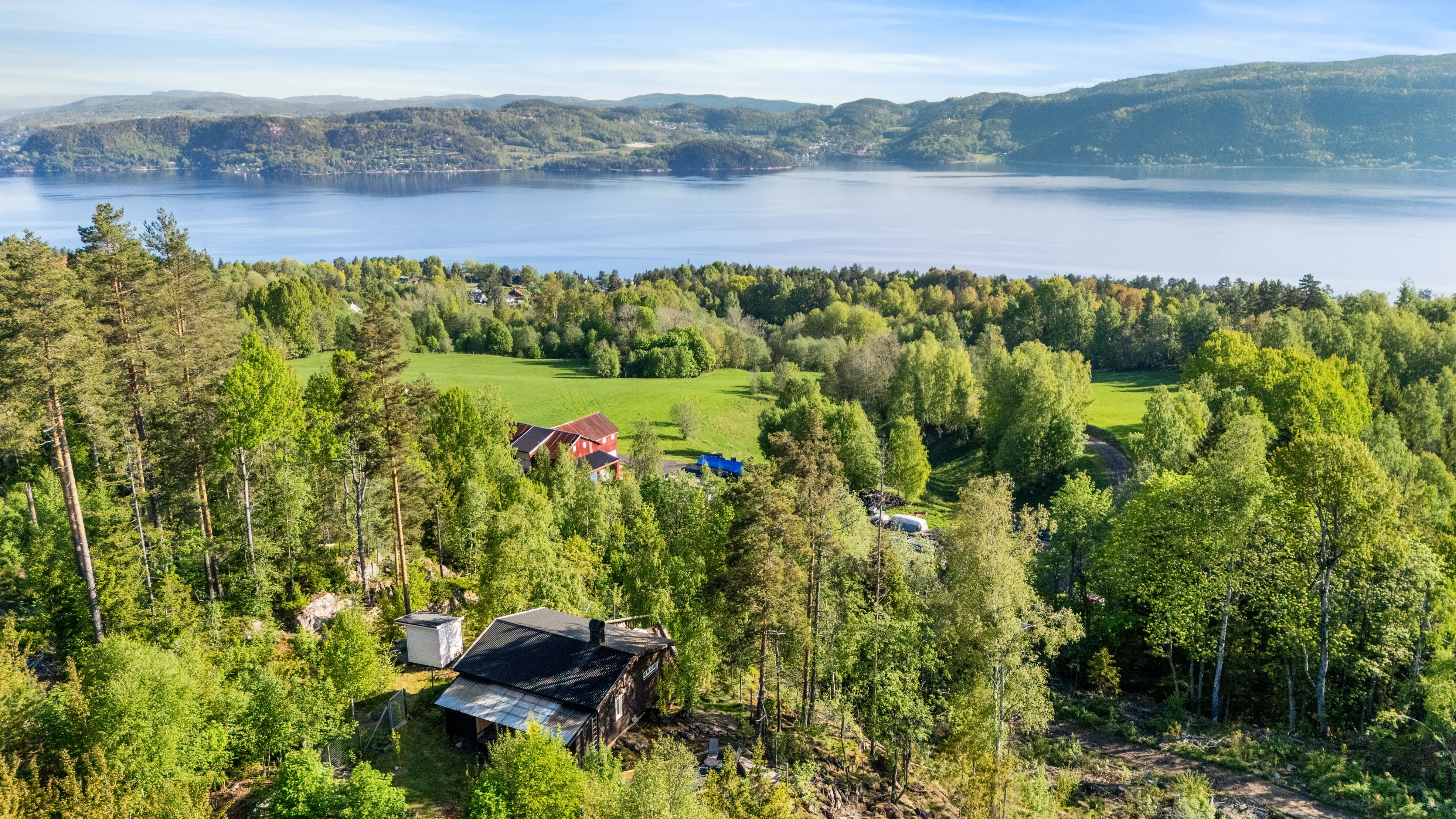 Møbleret hytte fra 1960’erne i Svelvik med terrasse tæt på skov og fjord - Image 3