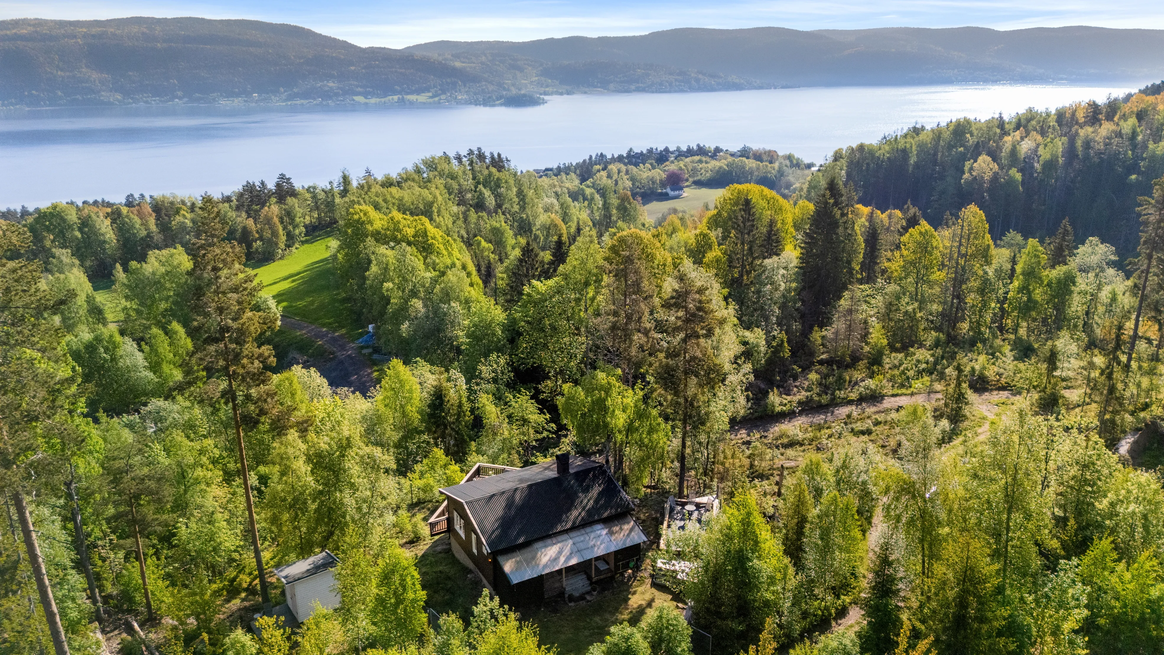 Møbleret hytte fra 1960’erne i Svelvik med terrasse tæt på skov og fjord - Image 4