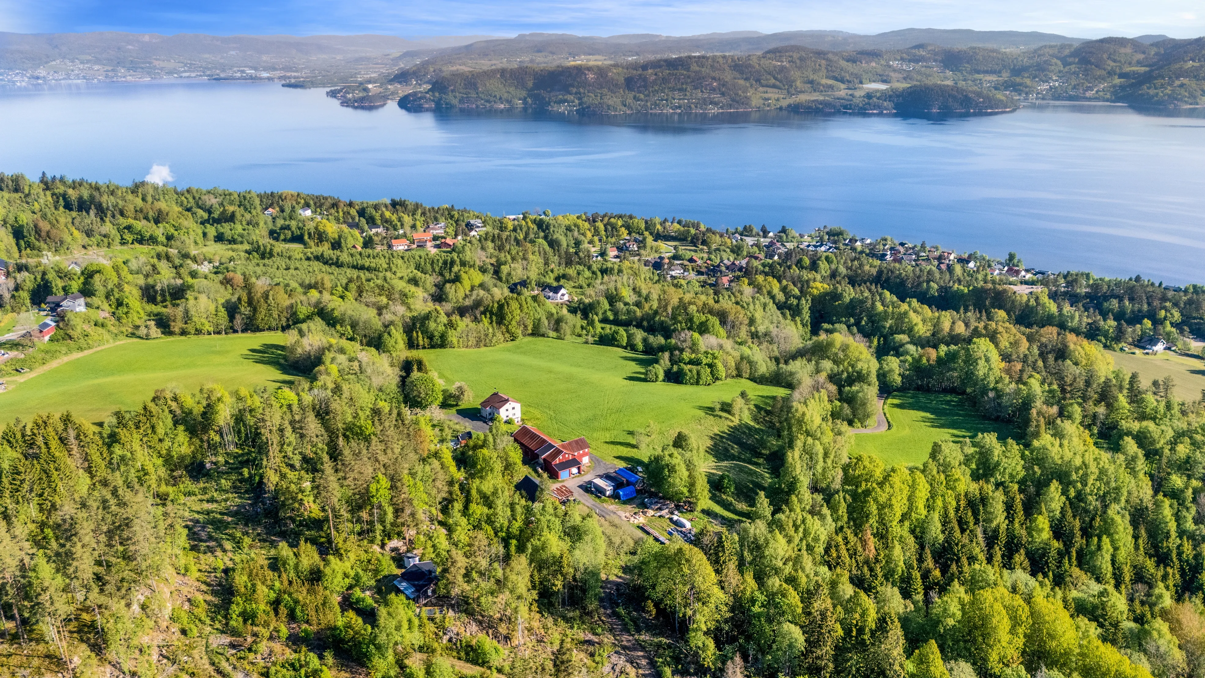 Møbleret hytte fra 1960’erne i Svelvik med terrasse tæt på skov og fjord - Image 5