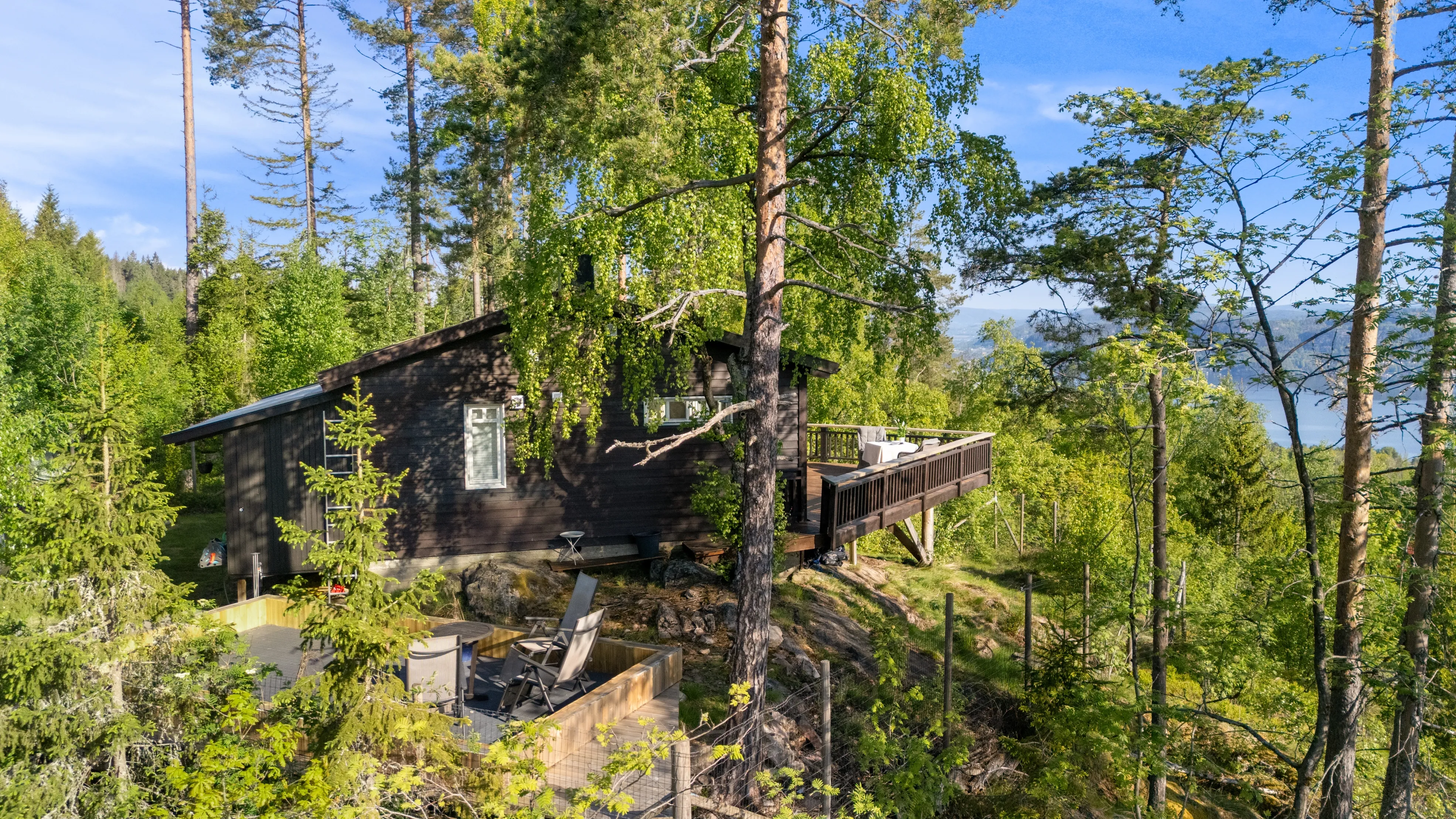 Møbleret hytte fra 1960’erne i Svelvik med terrasse tæt på skov og fjord - Vis billede 6 af 32
