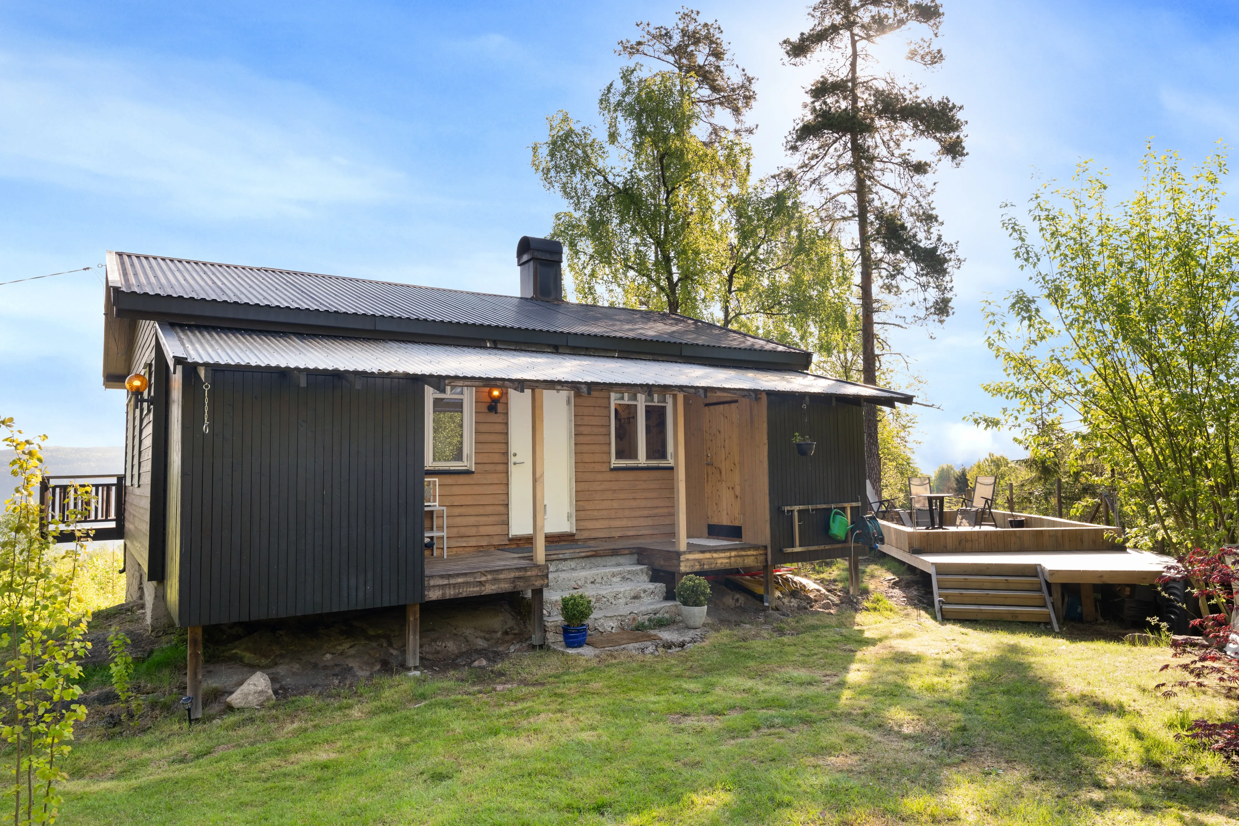 Møbleret hytte fra 1960’erne i Svelvik med terrasse tæt på skov og fjord - Vis billede 7 af 32