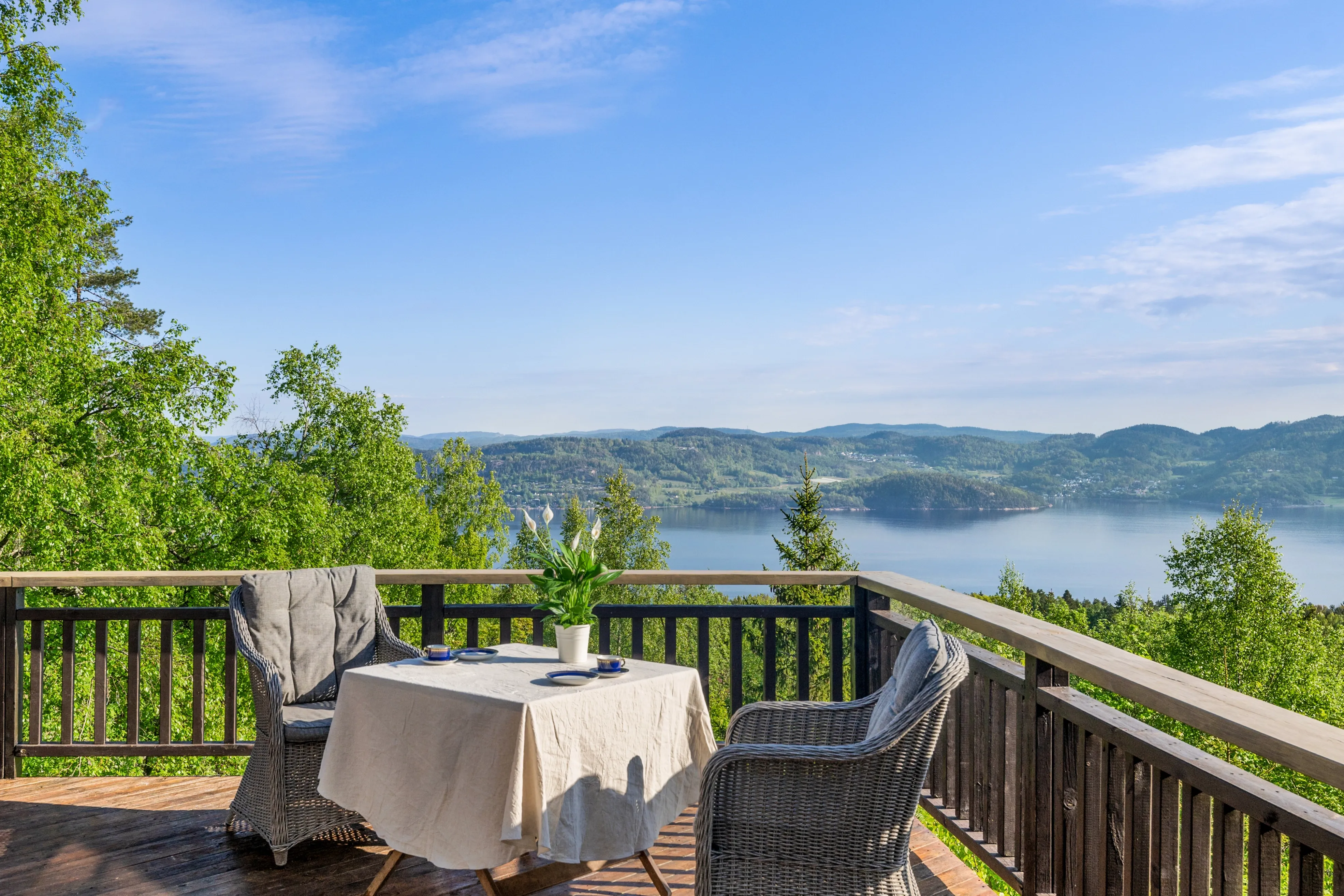Møbleret hytte fra 1960’erne i Svelvik med terrasse tæt på skov og fjord - Vis billede 17 af 32