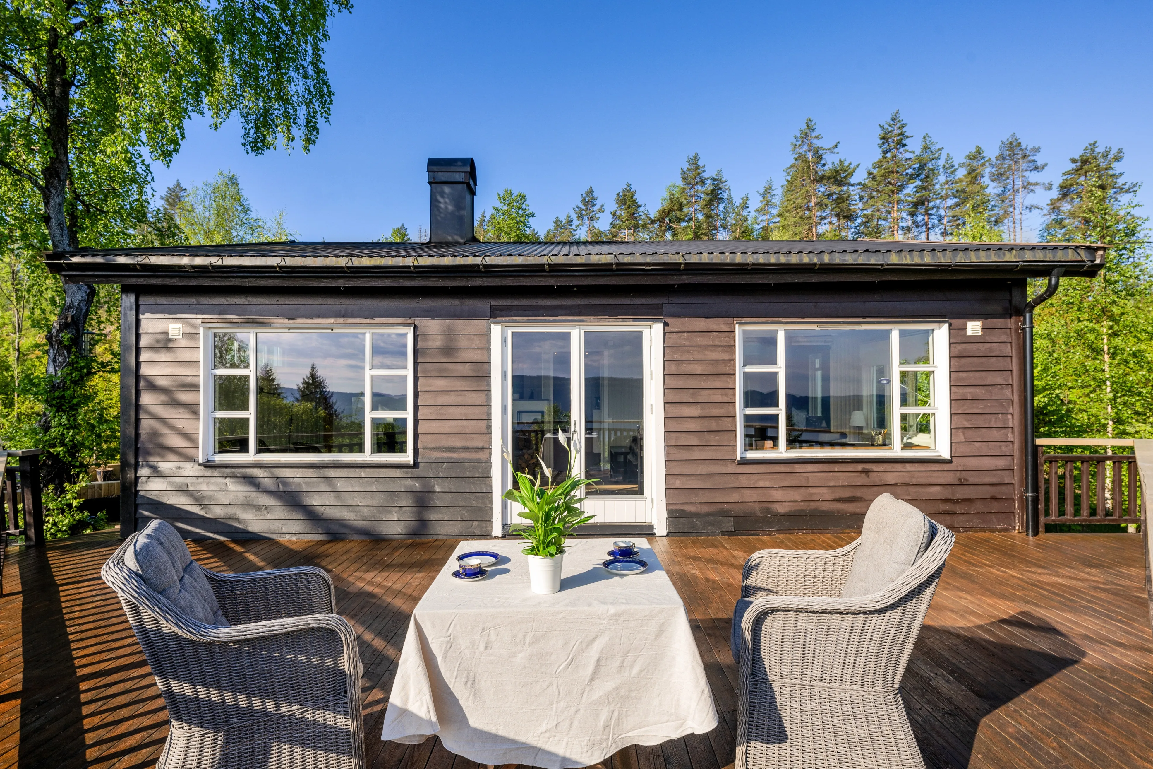 Møbleret hytte fra 1960’erne i Svelvik med terrasse tæt på skov og fjord - Vis billede 18 af 32