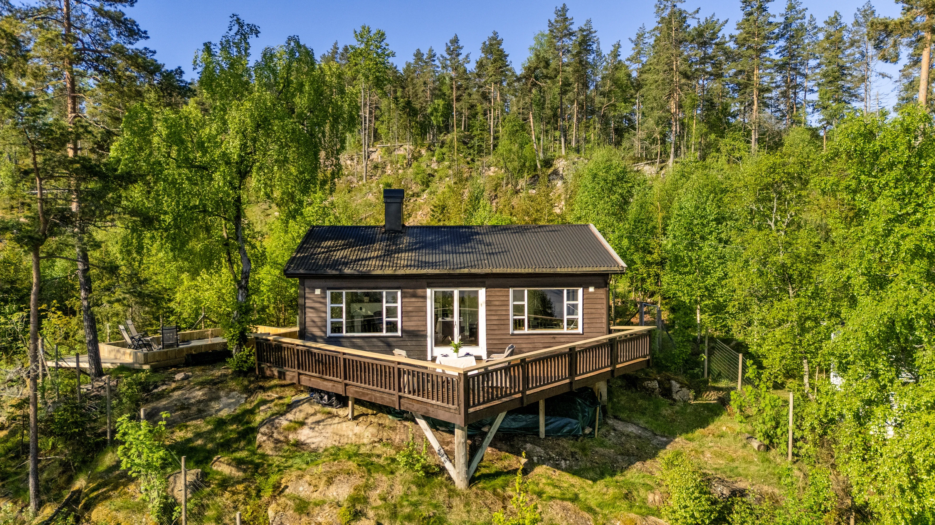 Møbleret hytte fra 1960’erne i Svelvik med terrasse tæt på skov og fjord - Vis billede 22 af 32