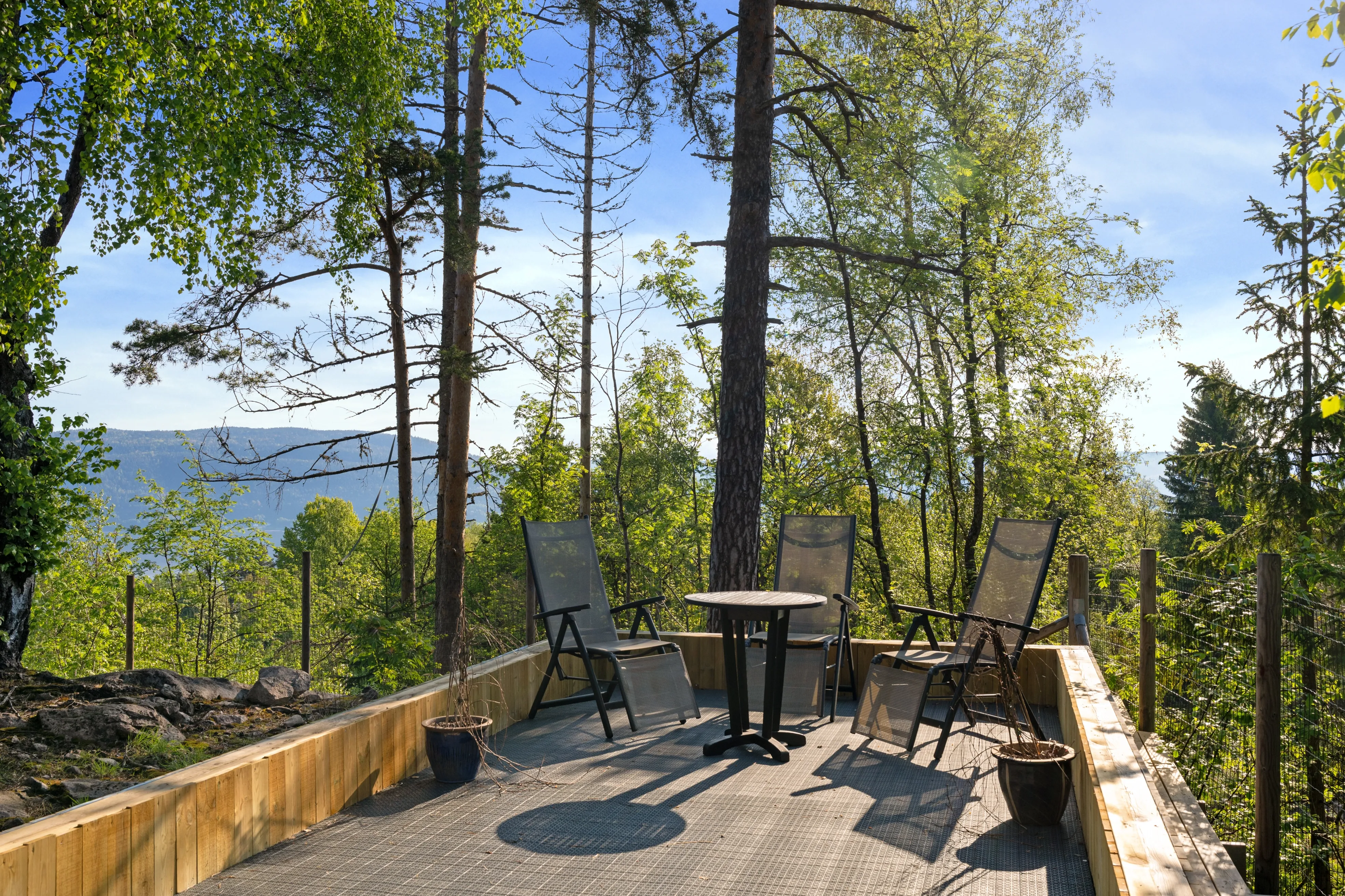 Møbleret hytte fra 1960’erne i Svelvik med terrasse tæt på skov og fjord - Vis billede 23 af 32
