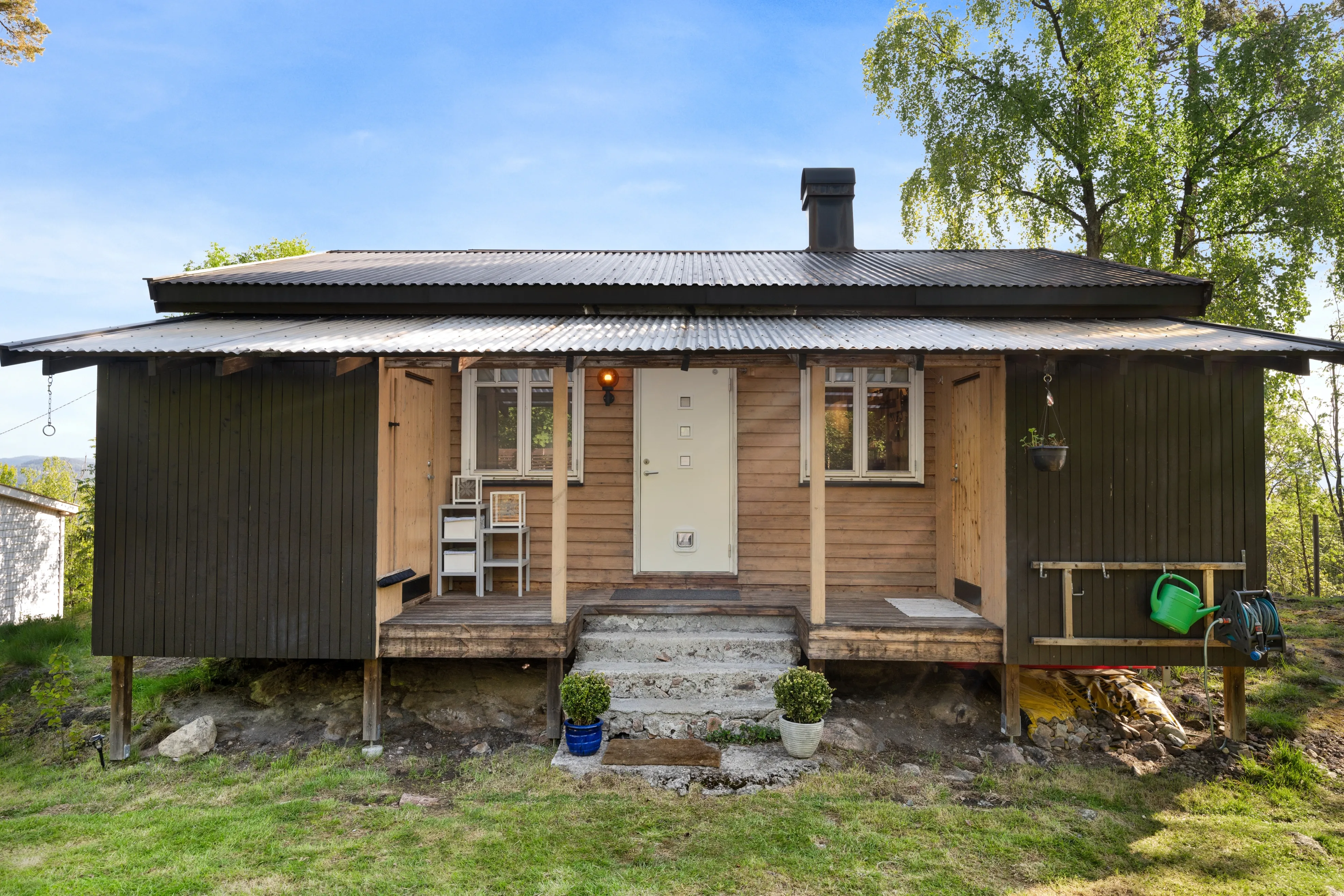 Møbleret hytte fra 1960’erne i Svelvik med terrasse tæt på skov og fjord - Vis billede 25 af 32