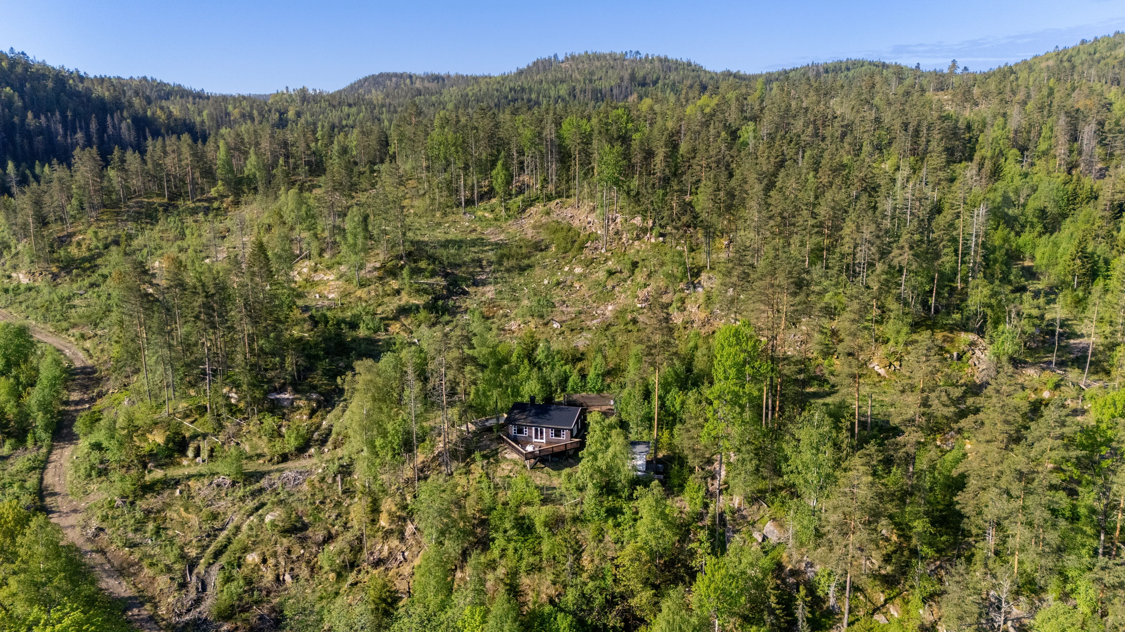 Møbleret hytte fra 1960’erne i Svelvik med terrasse tæt på skov og fjord - Vis billede 29 af 32