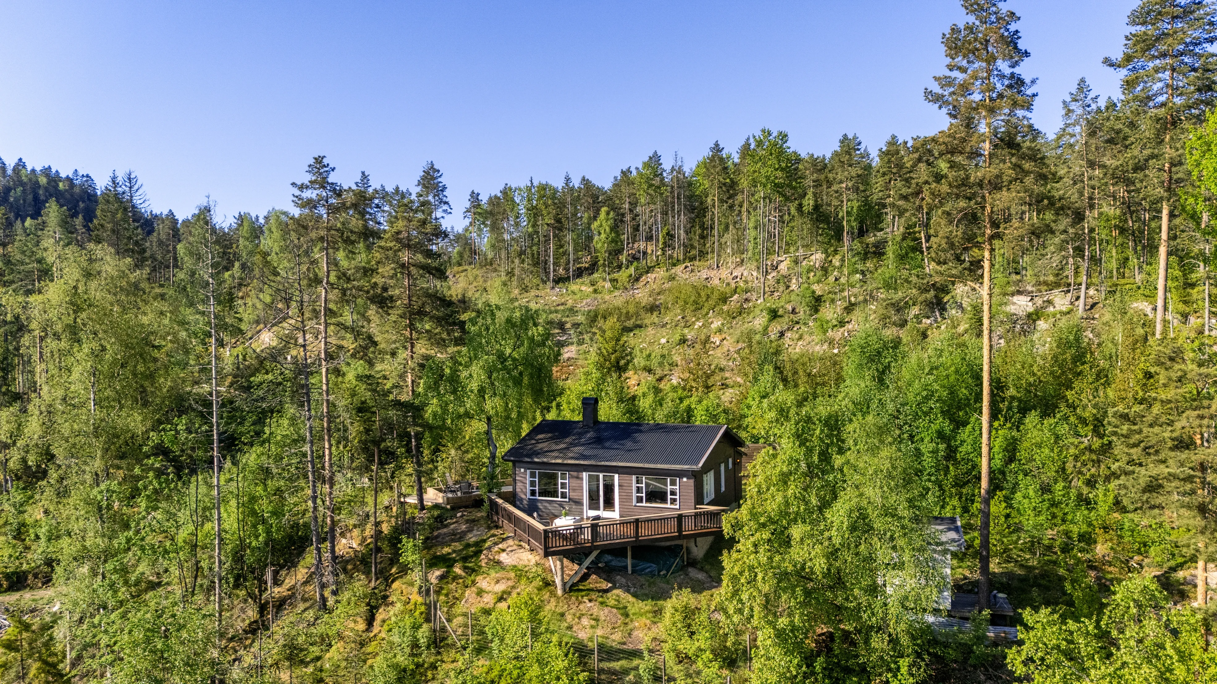 Møbleret hytte fra 1960’erne i Svelvik med terrasse tæt på skov og fjord - Vis billede 30 af 32