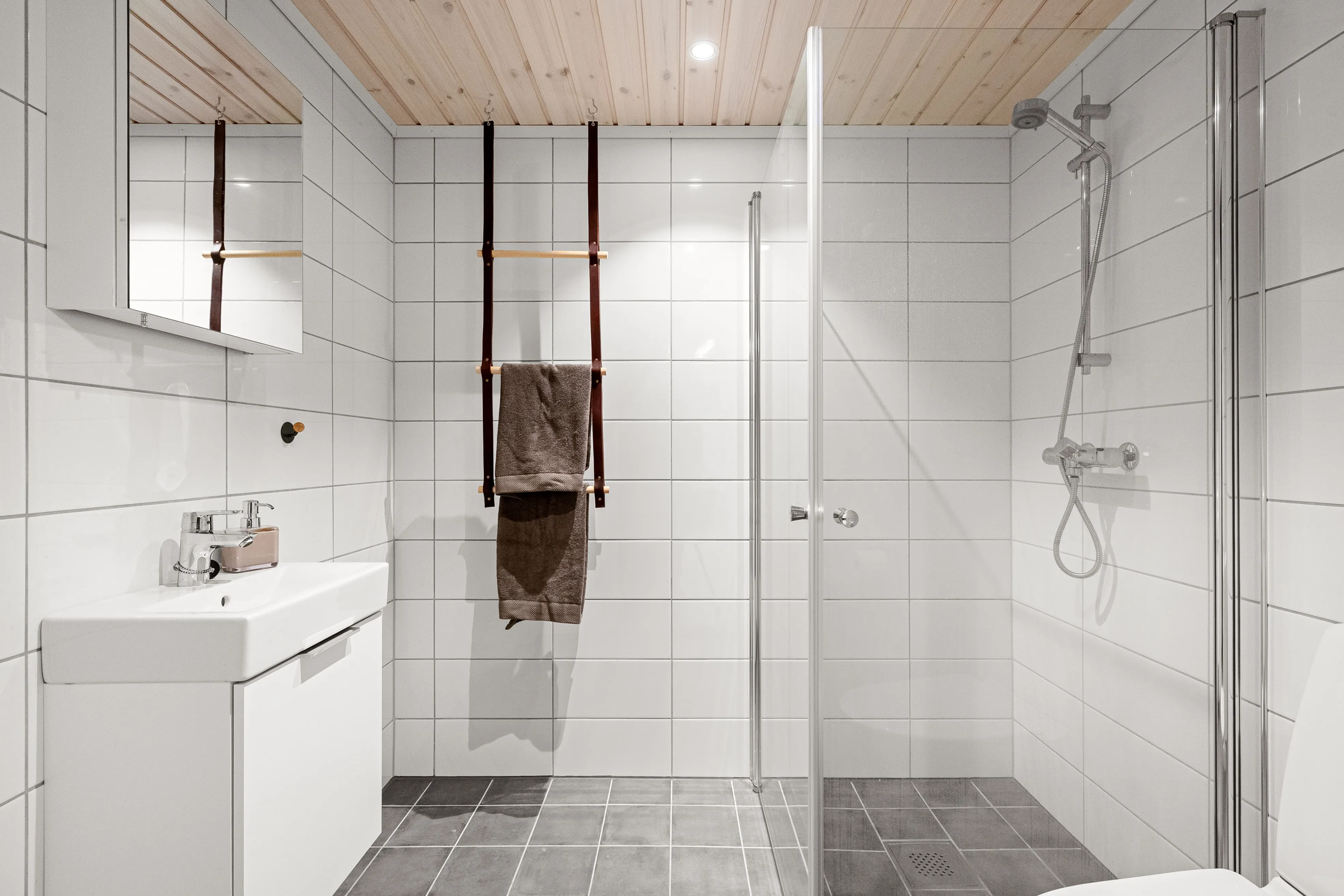 Contemporary 4-Bedroom House with Spacious Terrace in Sirdal, Norway - View image 18 of 23