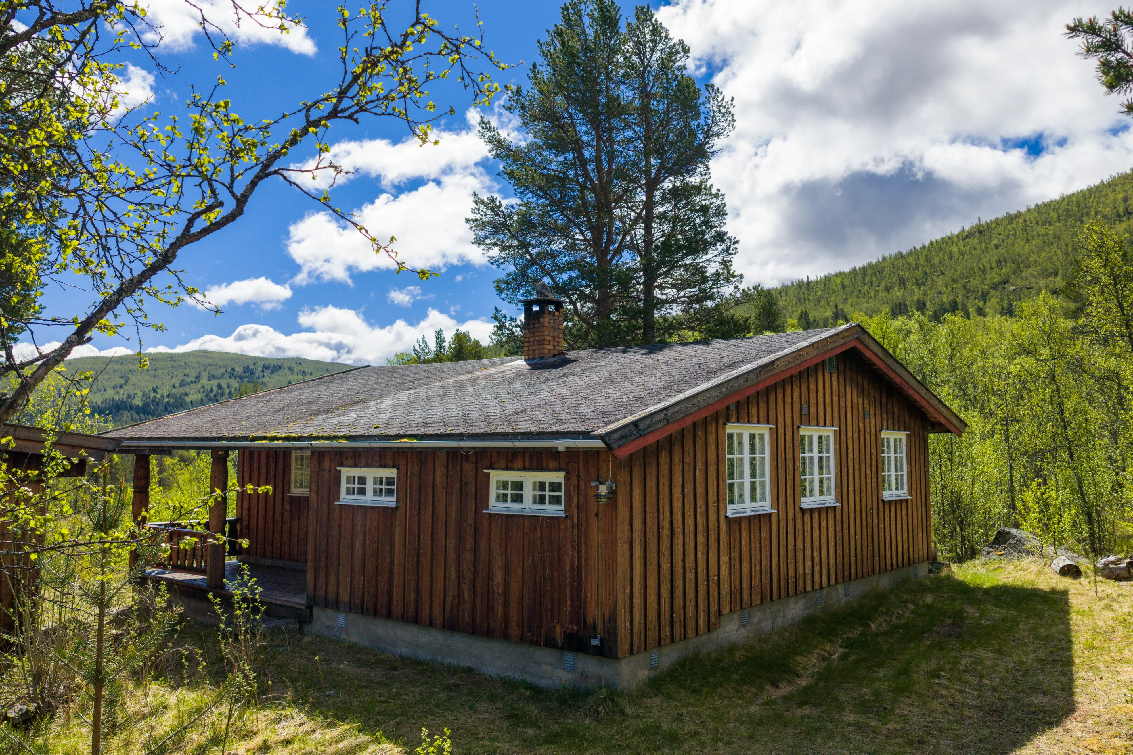 1970s Geilo Cabin: 3-Bedroom Retreat with Terrace and Mountain Access - Image 1
