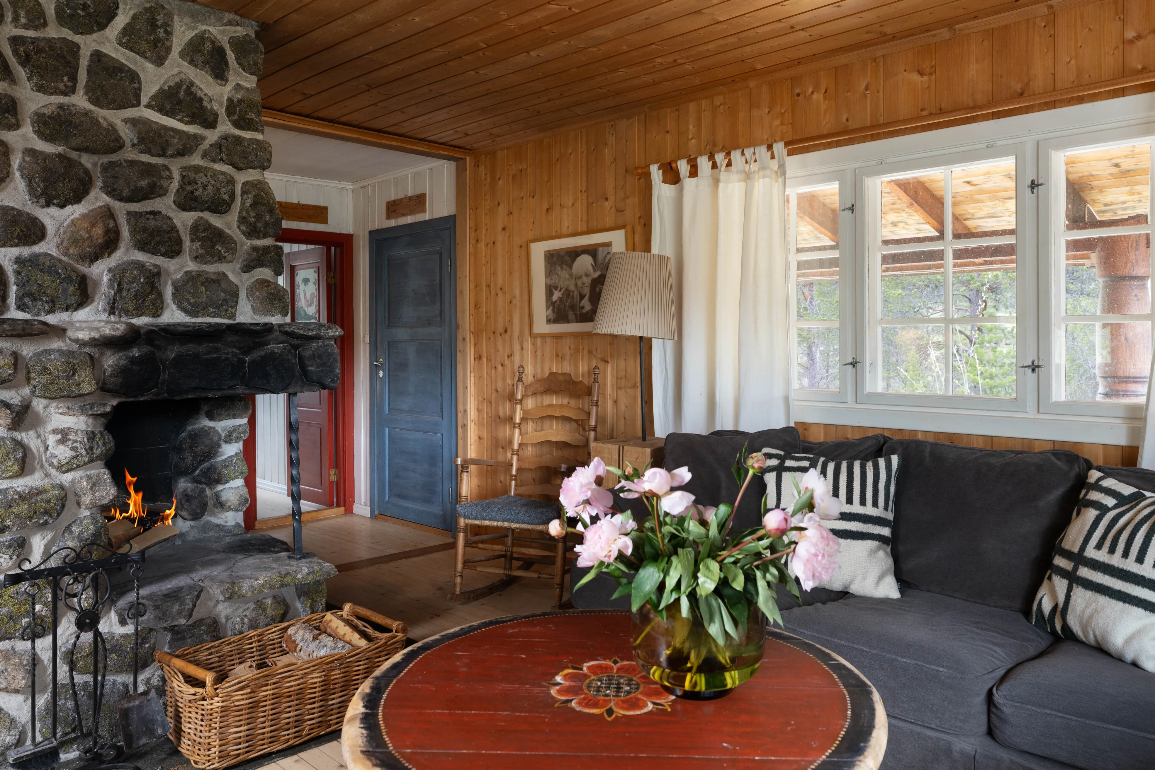 1970s Geilo Cabin: 3-Bedroom Retreat with Terrace and Mountain Access - Image 3