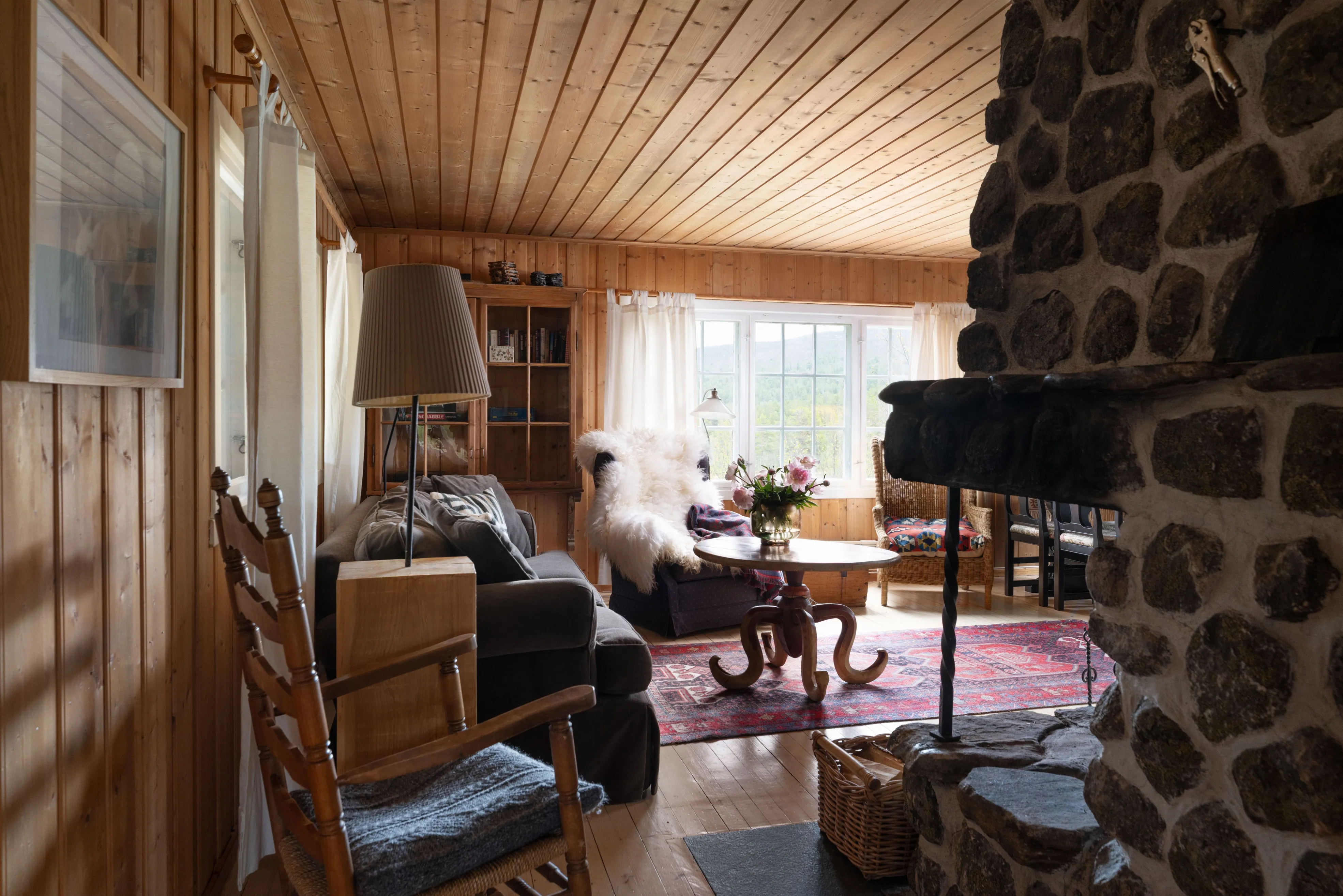 1970s Geilo Cabin: 3-Bedroom Retreat with Terrace and Mountain Access - Image 5